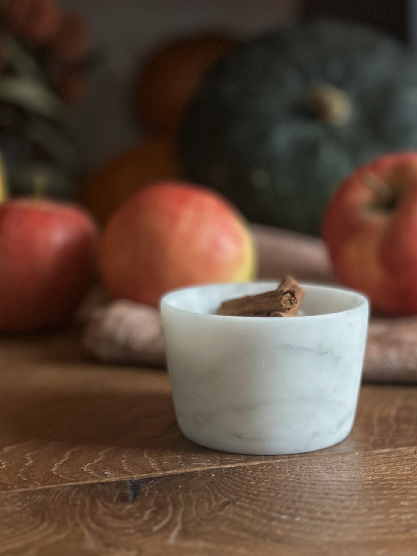 Set di 2 Ciotoline Muffin in Marmo Bianco Carrara con venature uniche, accessorio elegante per la tavola.