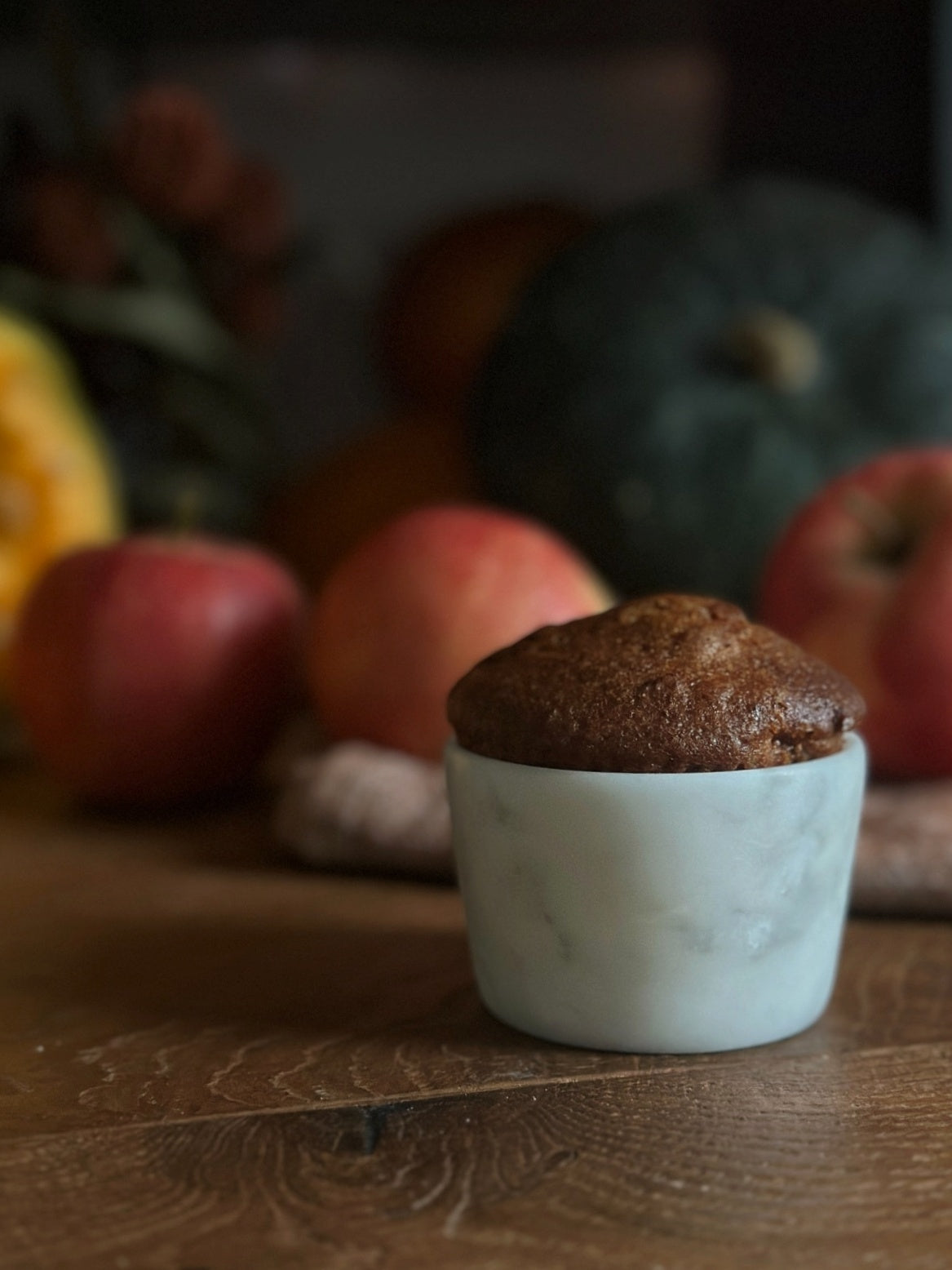 Set di 2 Ciotoline Muffin in Marmo Bianco Carrara con venature uniche, accessorio elegante per la tavola.
