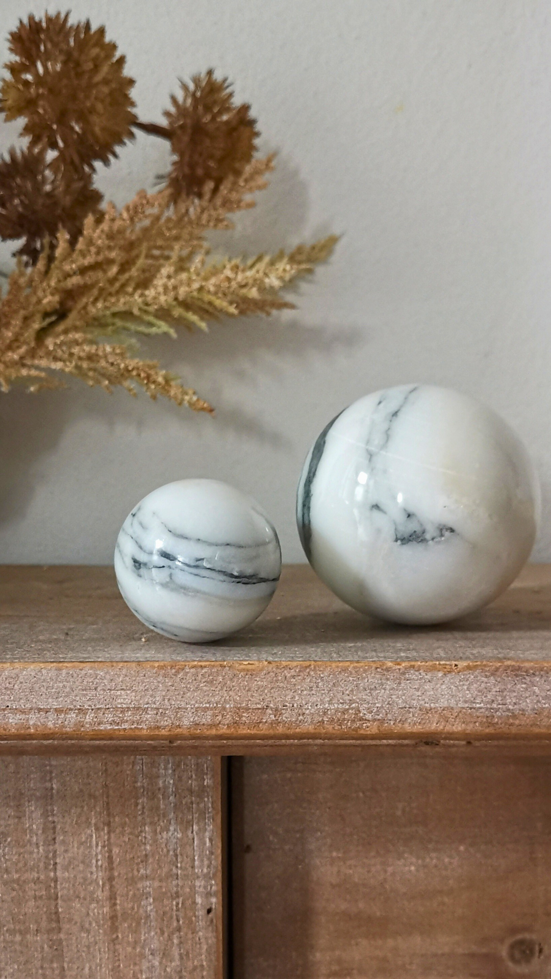Sfera in Marmo Bianco Statuario con venature uniche, decorazione elegante per la casa.