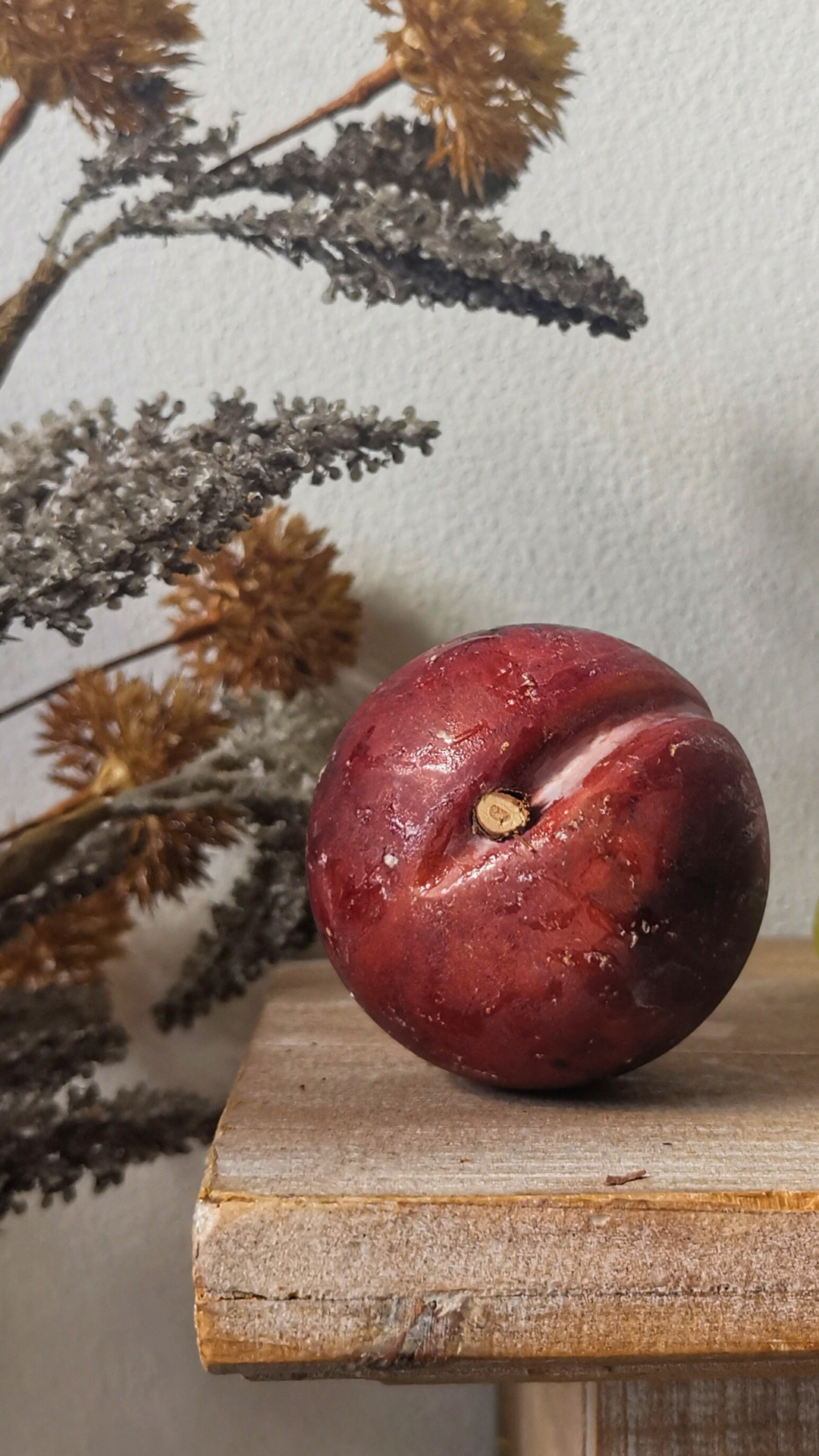 Susina Viola in Marmo con venature uniche, decorazione elegante per la casa
