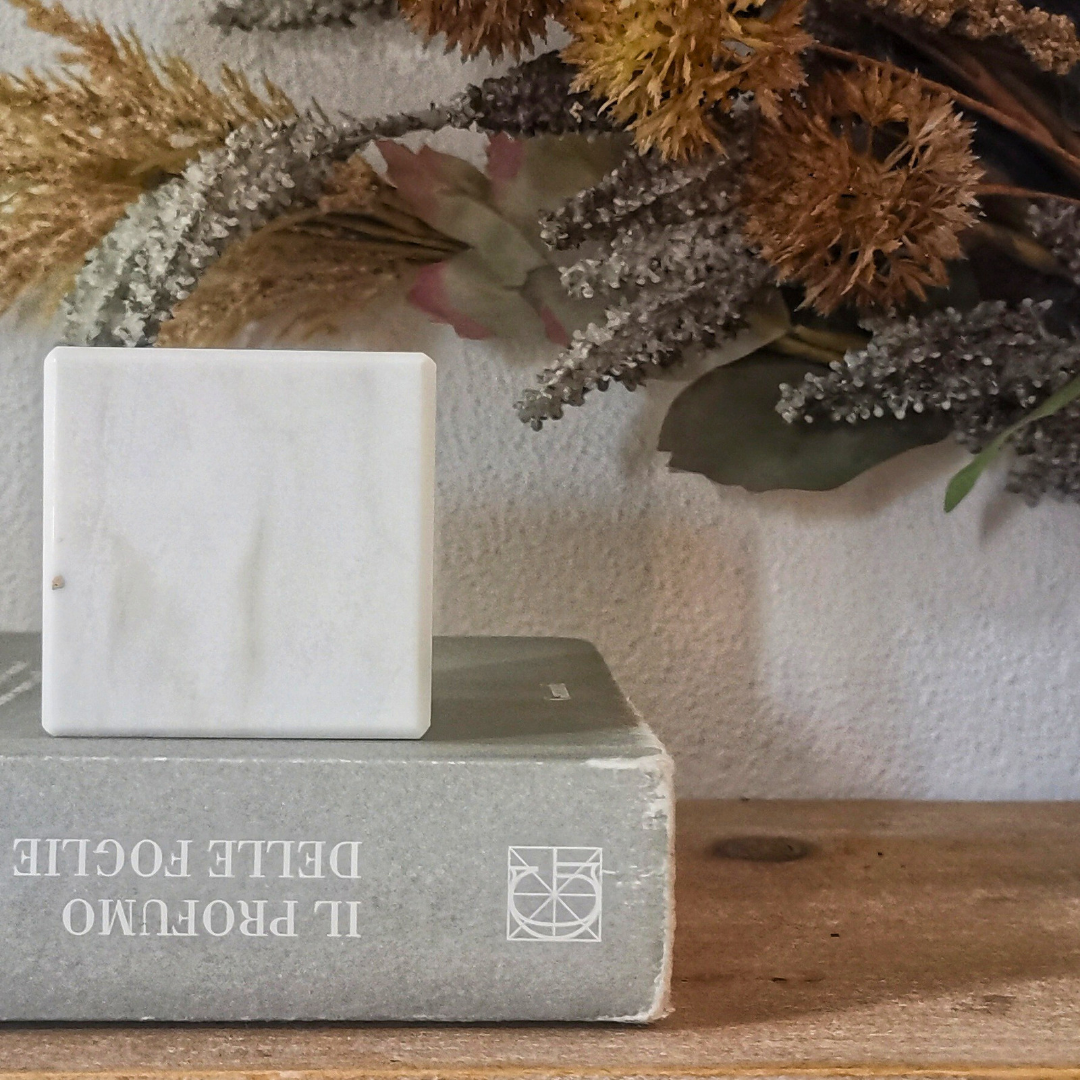 Cubo in Marmo Bianco Statuario con venature uniche, decorazione elegante per la casa