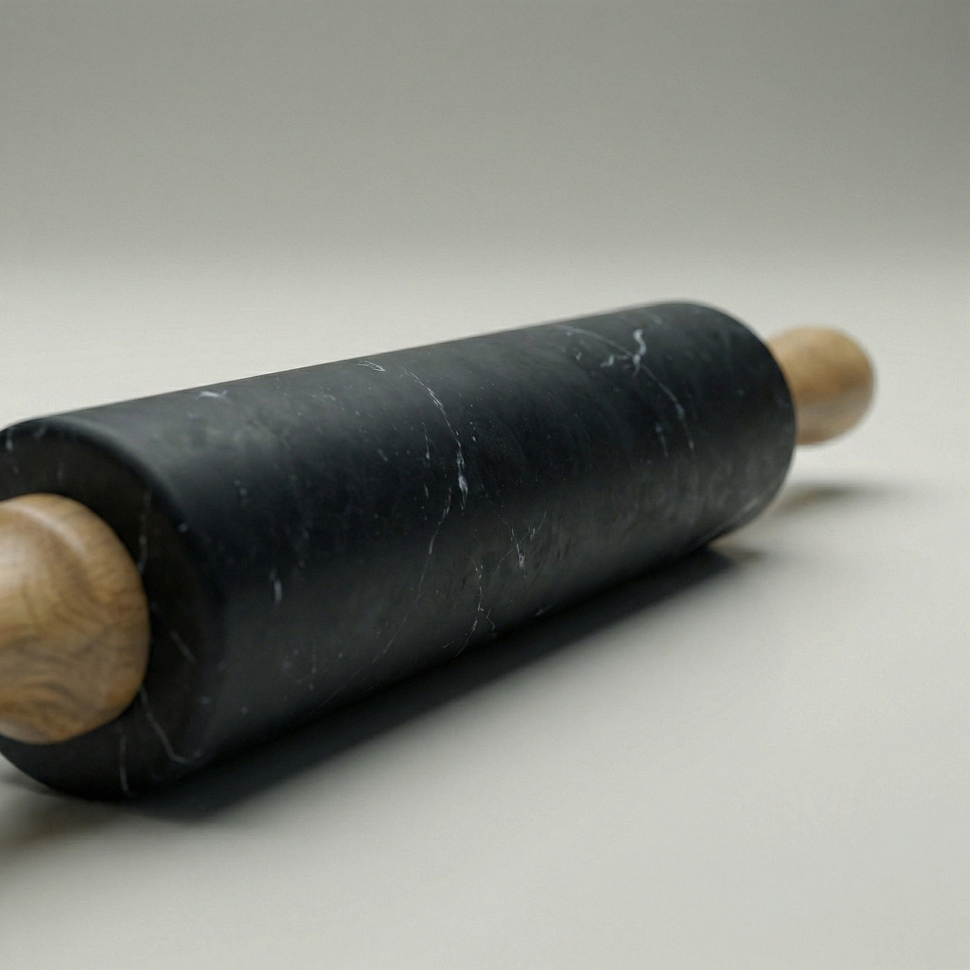 Mattarello in Marmo Nero Marquina e Legno Rovere | Design Cucina