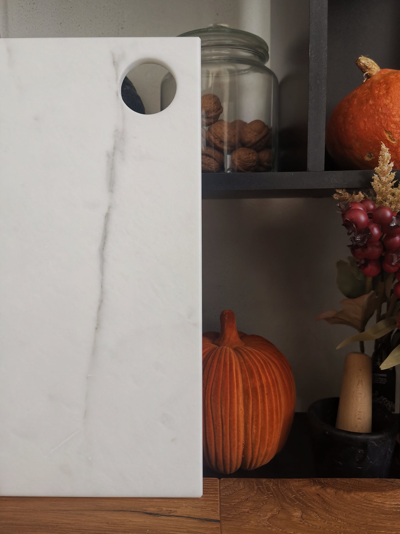 Tagliere in Marmo Statuario con venature uniche, accessorio elegante per la cucina