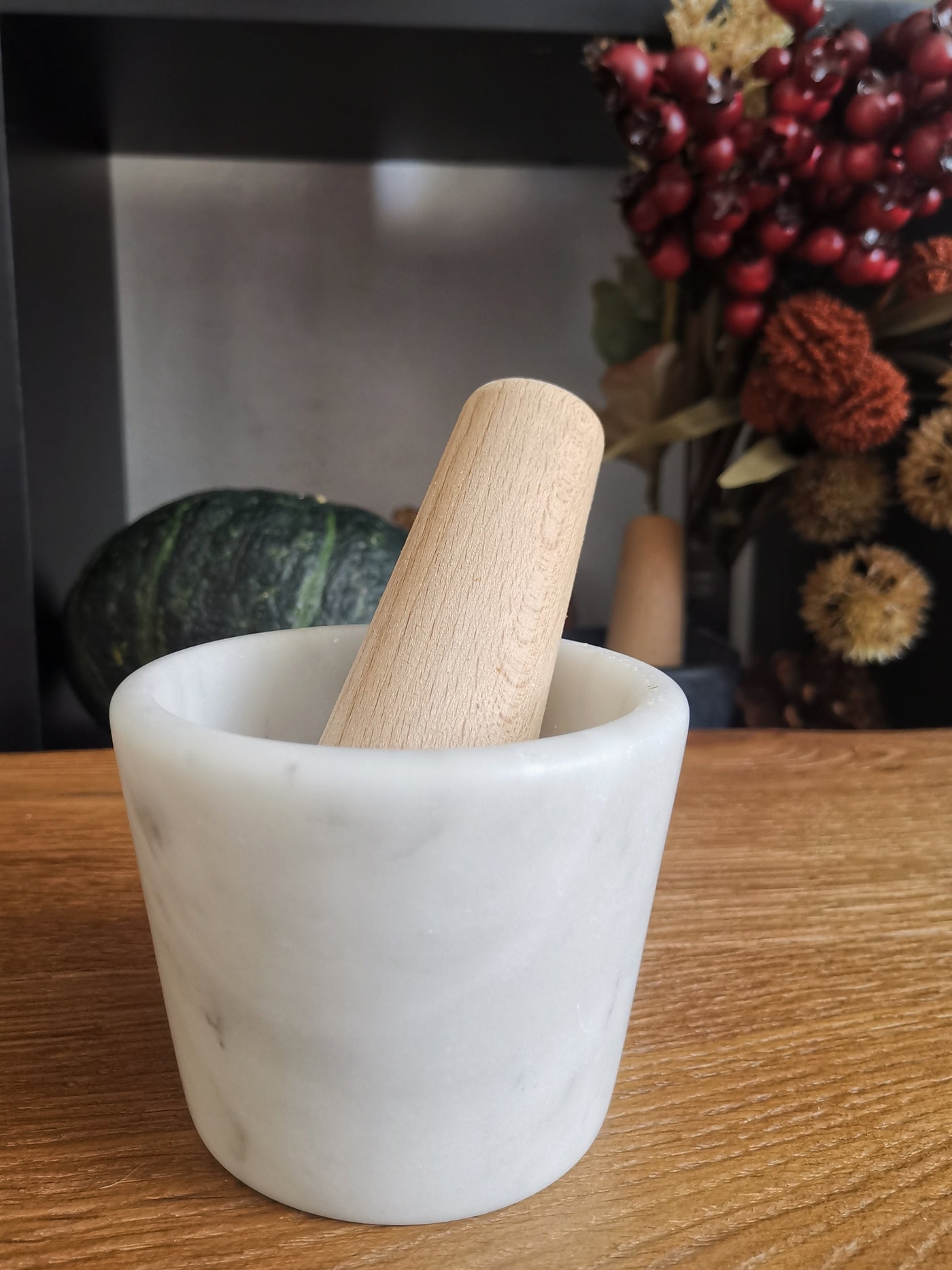 Scopri 'Pesto' in Marmo Bianco Carrara, un mortaio elegante per esaltare i sapori in cucina. Ogni pezzo è unico, realizzato artigianalmente con marmo di recupero, con venature naturali.