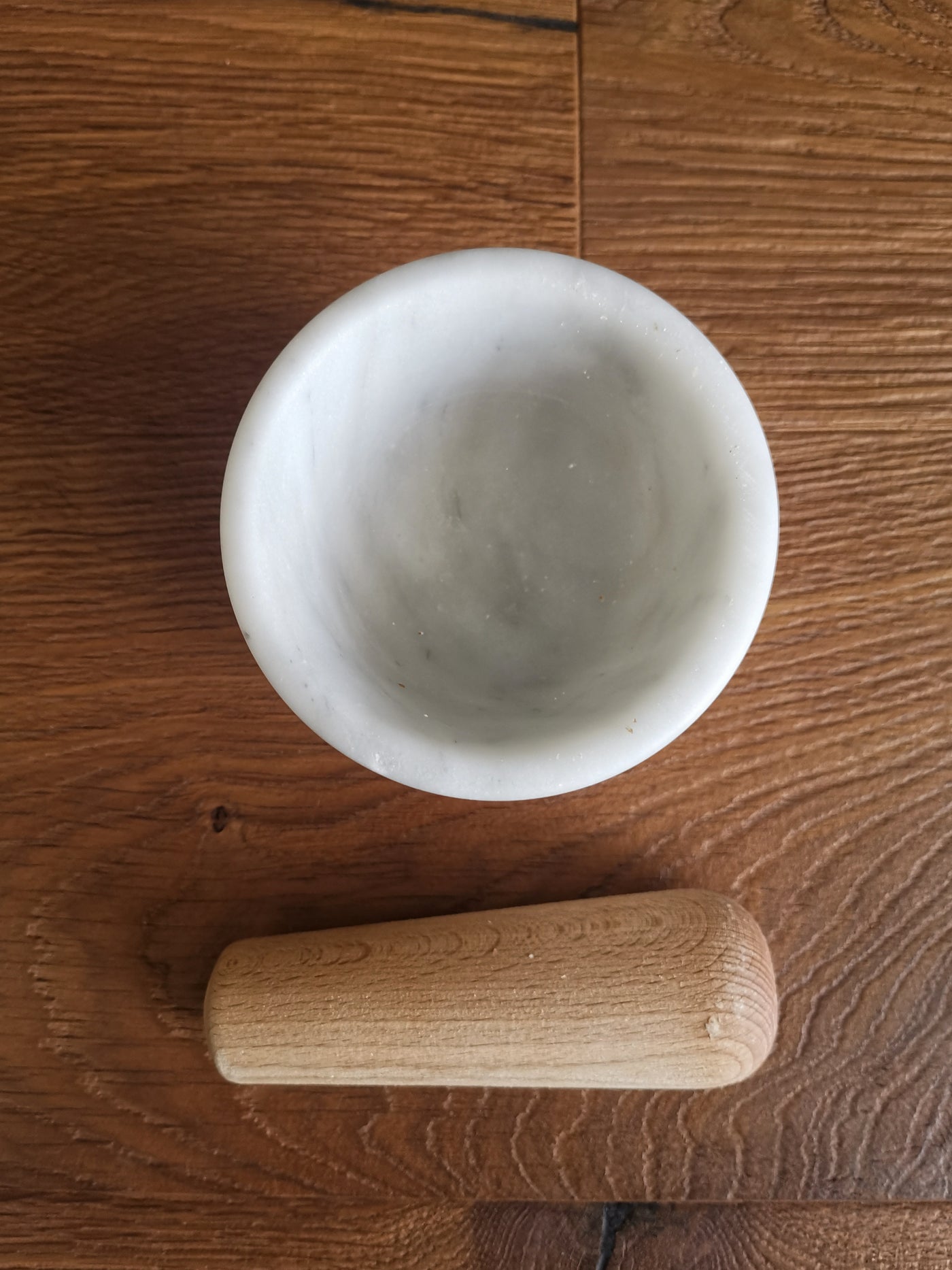 Scopri 'Pesto' in Marmo Bianco Carrara, un mortaio elegante per esaltare i sapori in cucina. Ogni pezzo è unico, realizzato artigianalmente con marmo di recupero, con venature naturali.