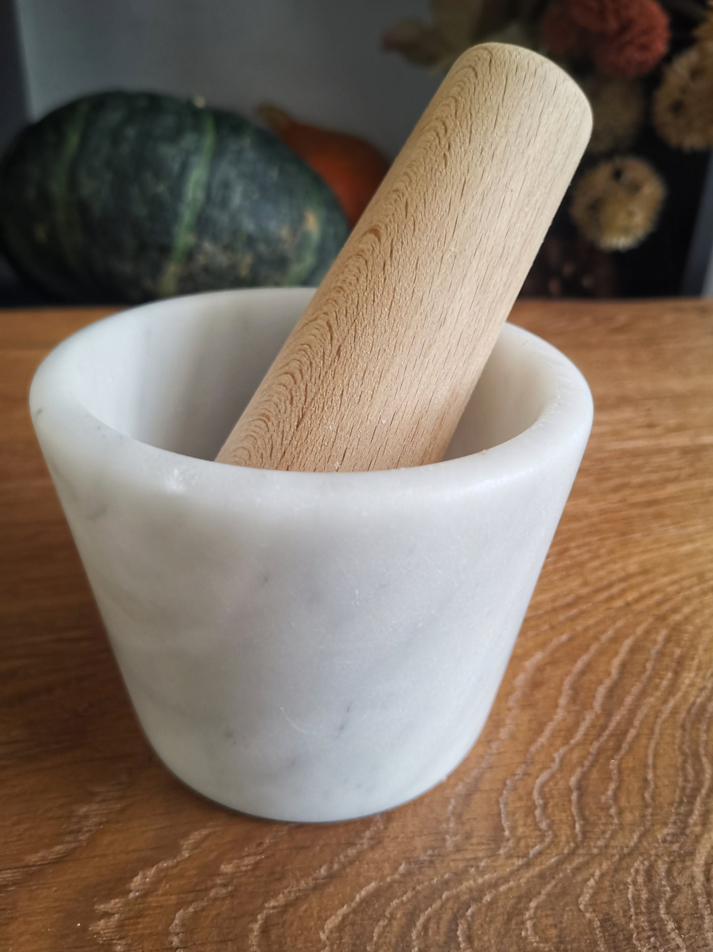 Scopri 'Pesto' in Marmo Bianco Carrara, un mortaio elegante per esaltare i sapori in cucina. Ogni pezzo è unico, realizzato artigianalmente con marmo di recupero, con venature naturali.