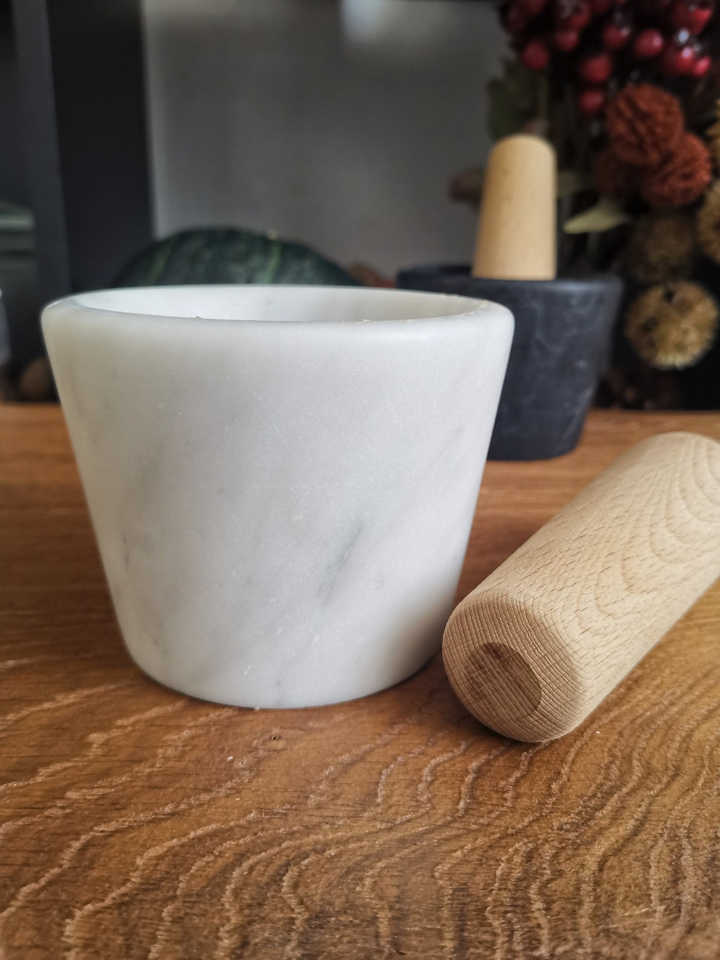 Scopri 'Pesto' in Marmo Bianco Carrara, un mortaio elegante per esaltare i sapori in cucina. Ogni pezzo è unico, realizzato artigianalmente con marmo di recupero, con venature naturali.