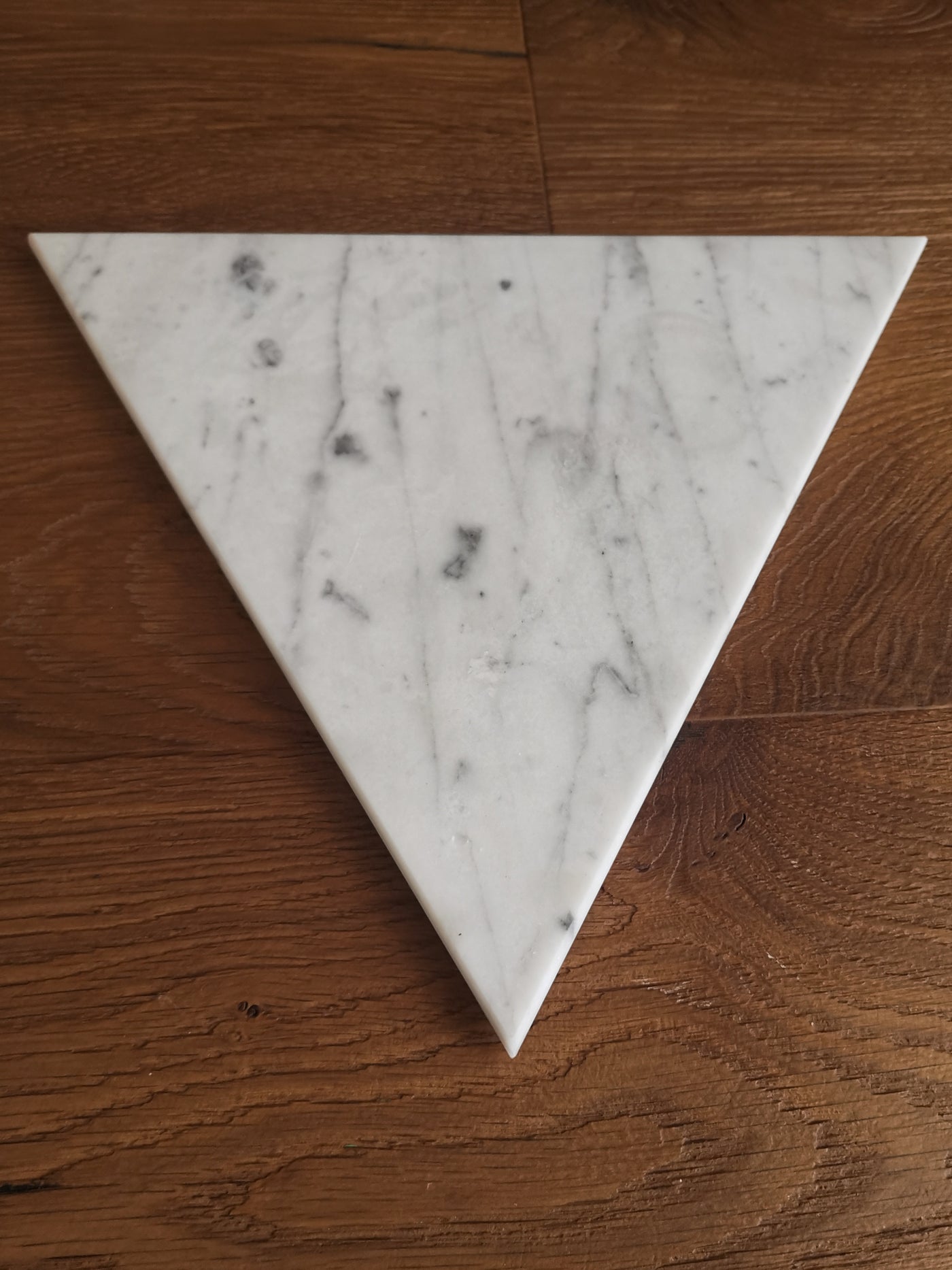 Tagliere in Marmo Bianco Carrara Triangolo con venature uniche, accessorio elegante per la cucina