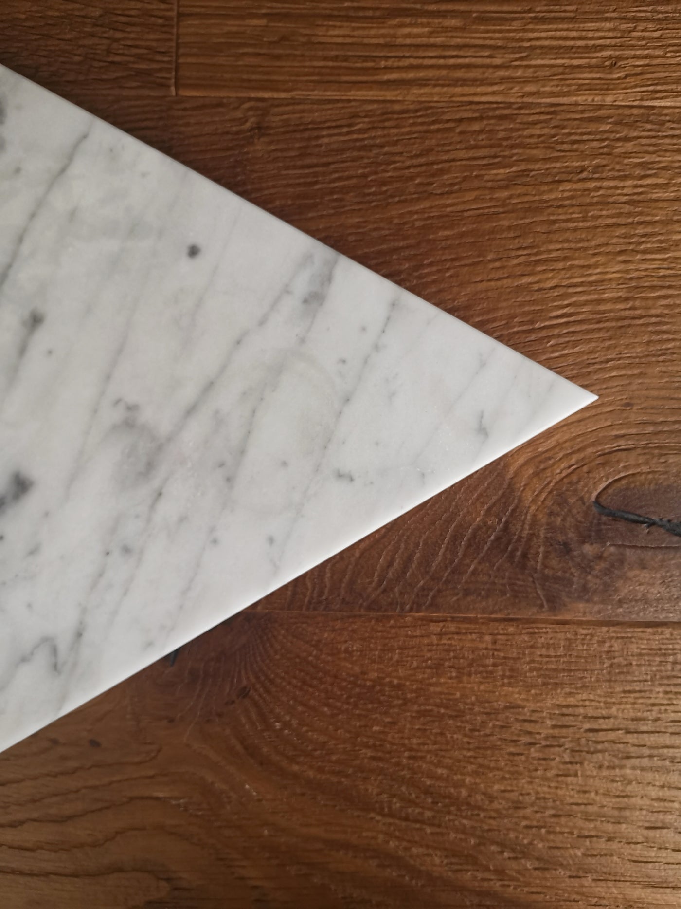 Tagliere in Marmo Bianco Carrara Triangolo con venature uniche, accessorio elegante per la cucina