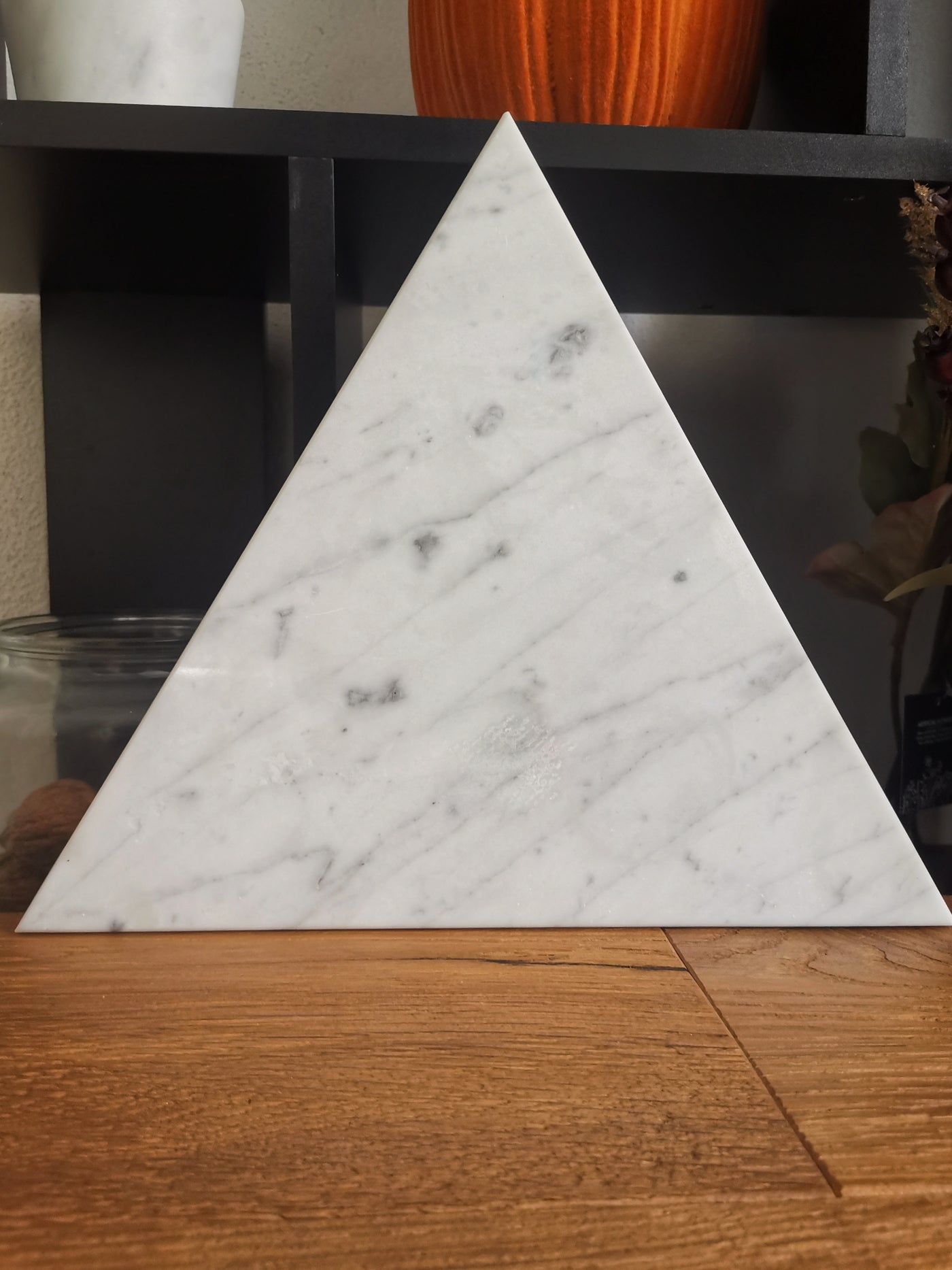 Tagliere in Marmo Bianco Carrara Triangolo con venature uniche, accessorio elegante per la cucina
