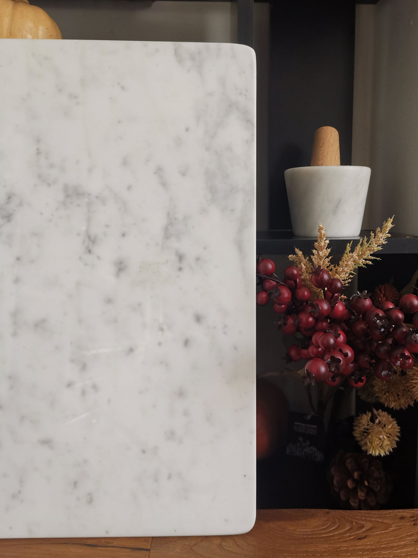 Tagliere Large in Marmo Bianco Carrara con venature uniche, accessorio elegante per la cucina