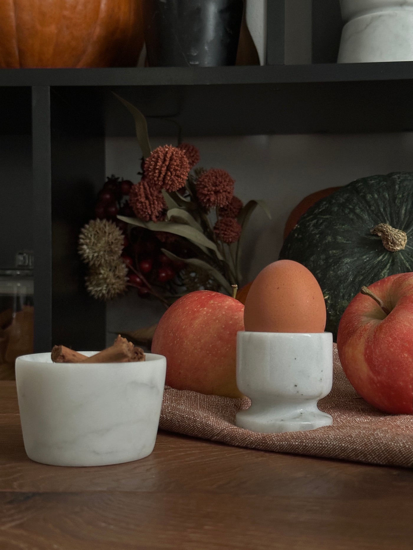 Portauovo in Marmo Bianco Carrara con venature uniche, accessorio elegante per la colazione.