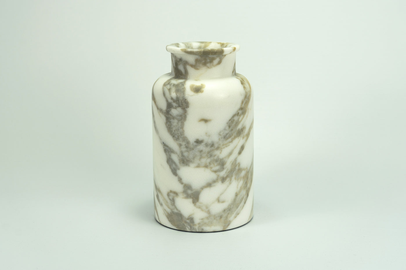 Bottle Antica Farmacia in Marmo Calacatta, eleganza artigianale con venature uniche. Un pezzo esclusivo per arricchire la tua casa