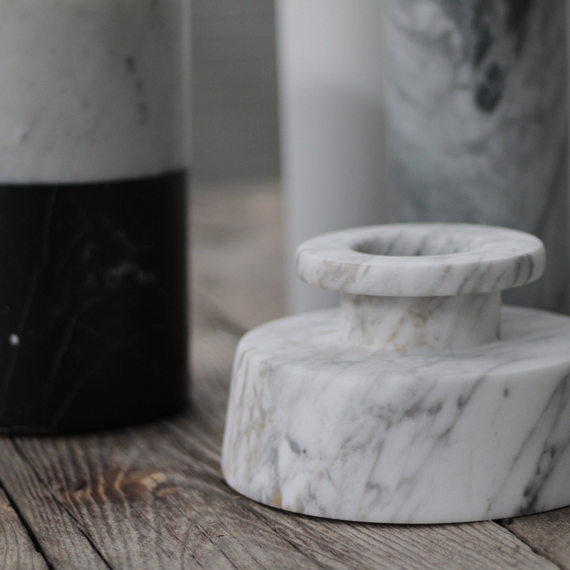 Vaso Bruciato in Marmo Bianco Carrara con venature uniche, decorazione elegante per la casa