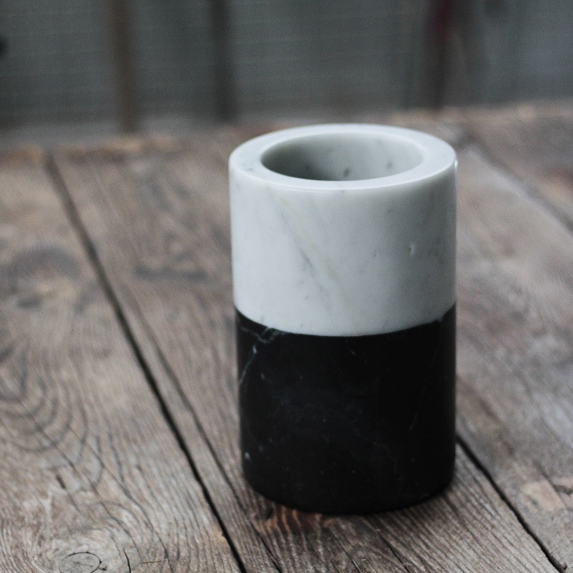 Vaso Bicolor Cylinder in Marmo Bianco Carrara e Nero Marquina con venature uniche, decorazione elegante per la casa.