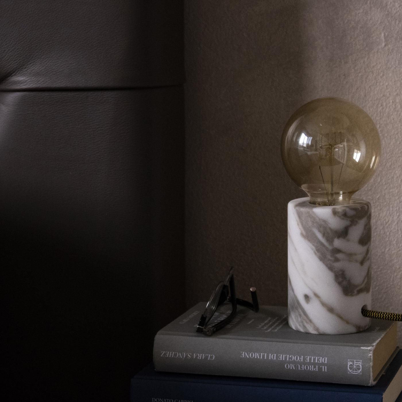 Lampada Desk in Marmo Calacatta