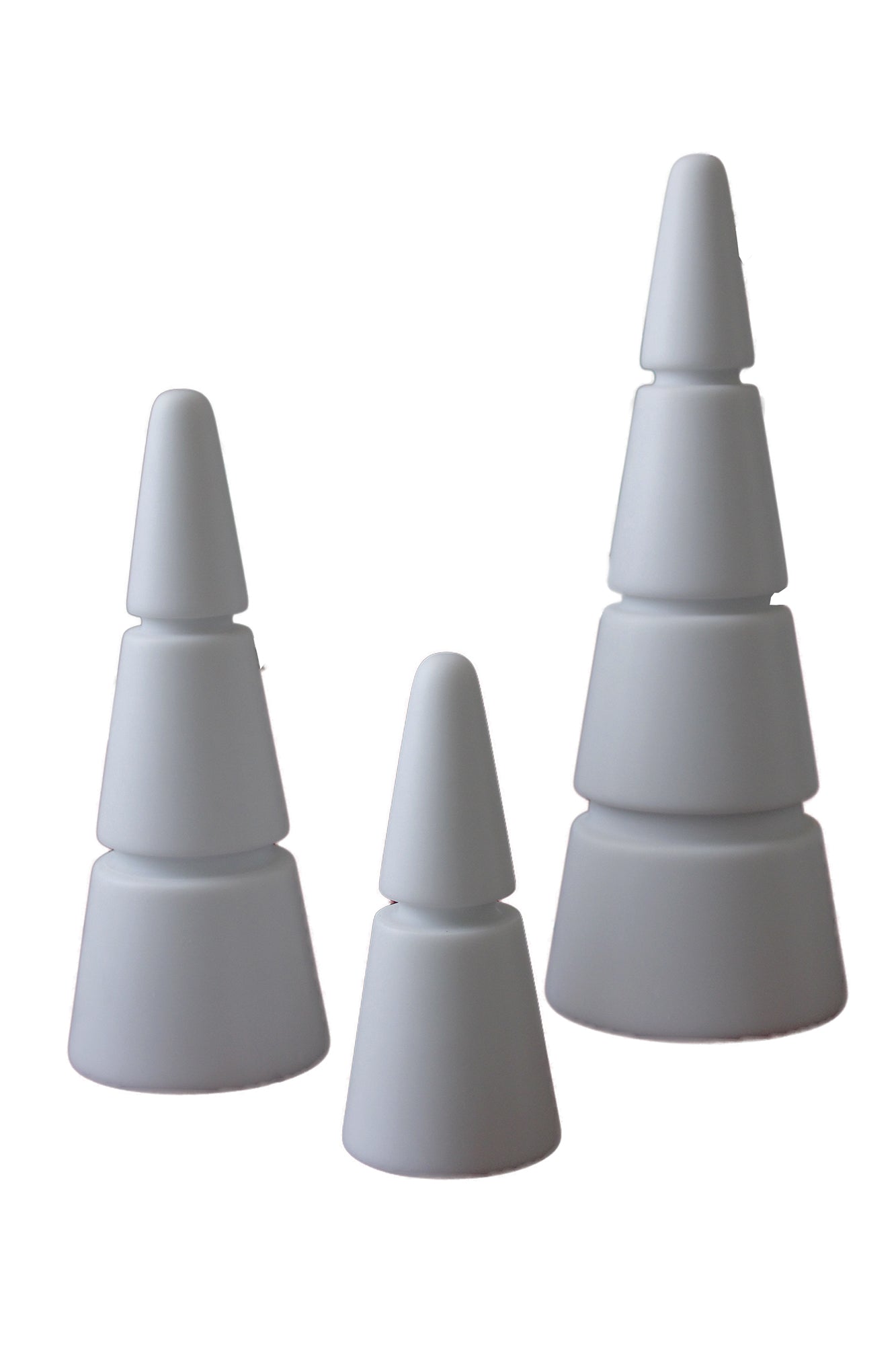 Christmas Trees in Marmo Bianco di Carrara con venature uniche, decorazione elegante per le festività."