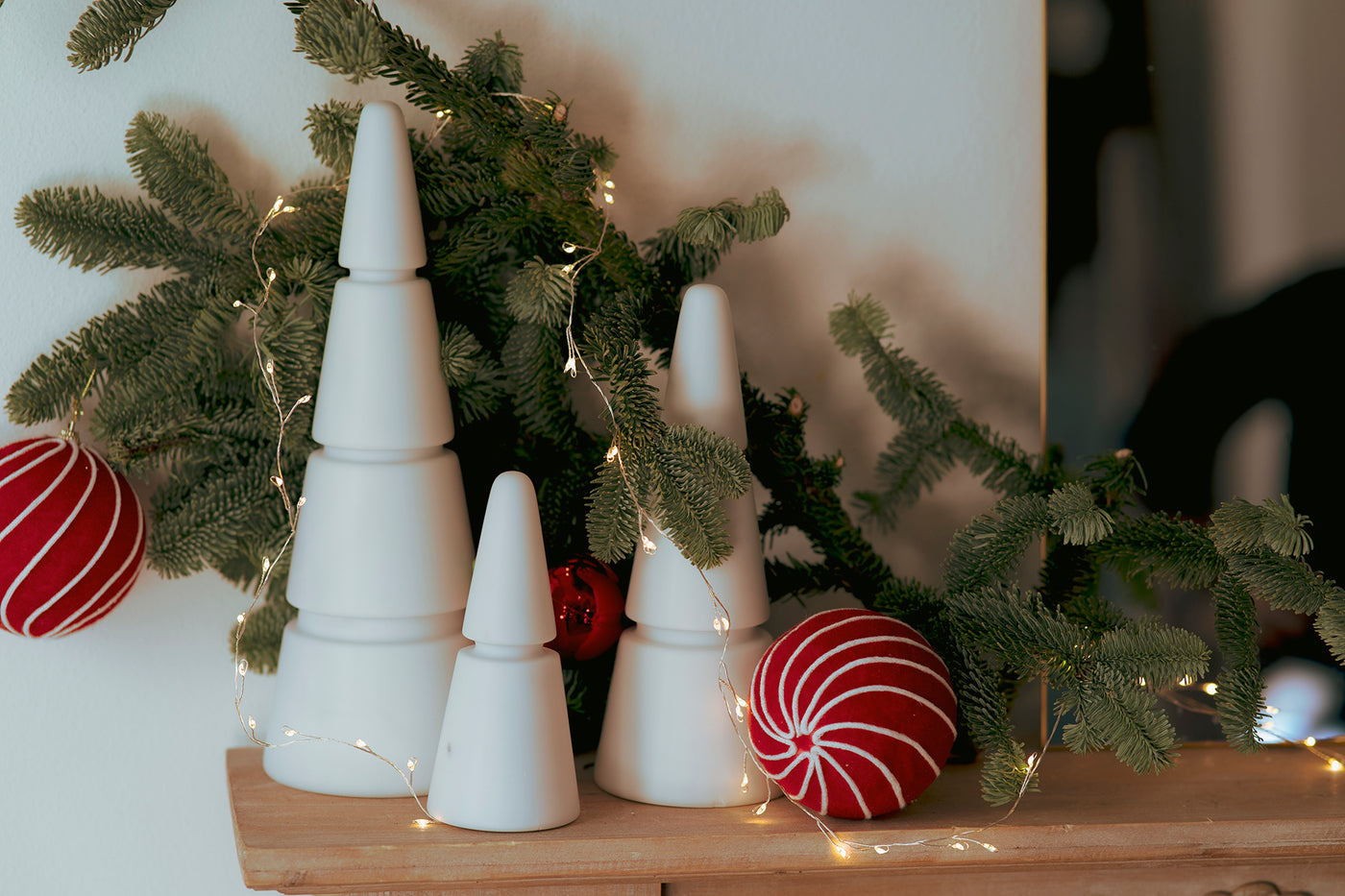 Christmas Trees in Marmo Bianco di Carrara con venature uniche, decorazione elegante per le festività."