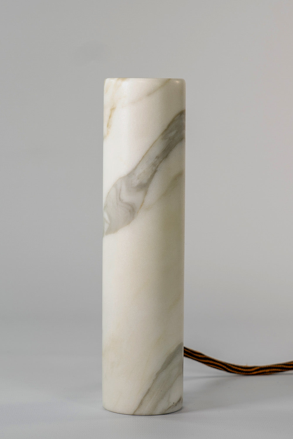 Jedi Lampada Desk in Marmo Calacatta con venature uniche, illuminazione elegante per la scrivania.