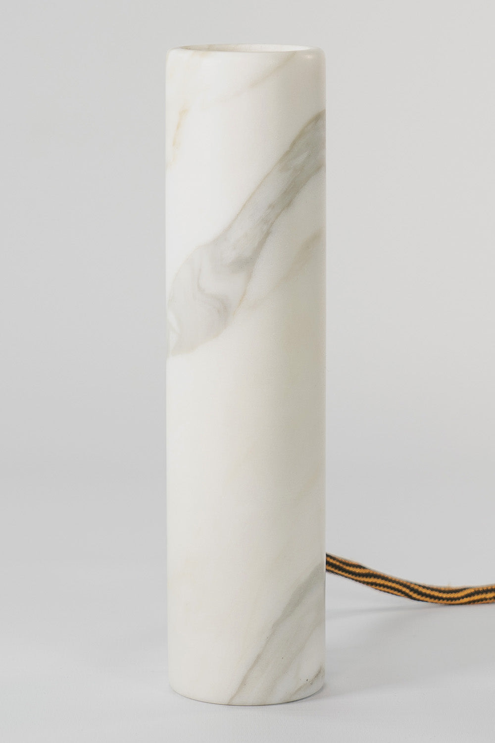 Jedi Lampada Desk in Marmo Calacatta con venature uniche, illuminazione elegante per la scrivania.