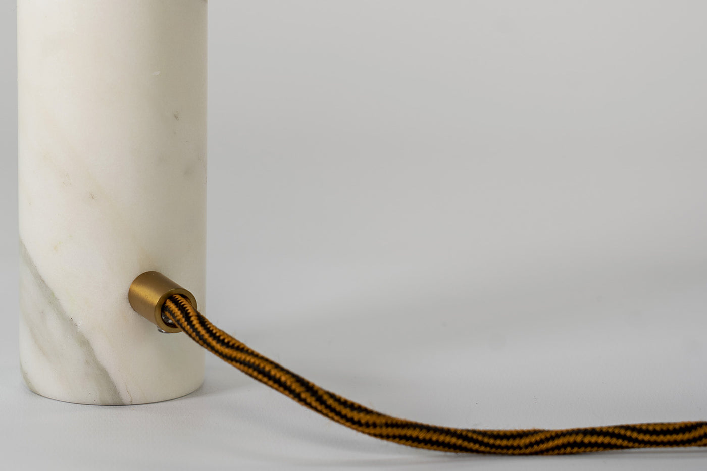 Jedi Lampada Desk in Marmo Calacatta con venature uniche, illuminazione elegante per la scrivania.