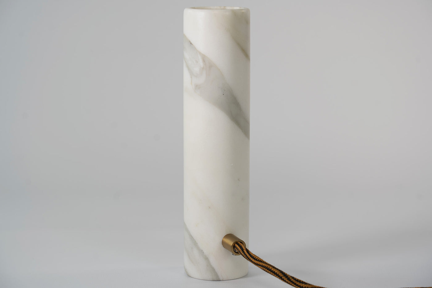 Jedi Lampada Desk in Marmo Calacatta con venature uniche, illuminazione elegante per la scrivania.
