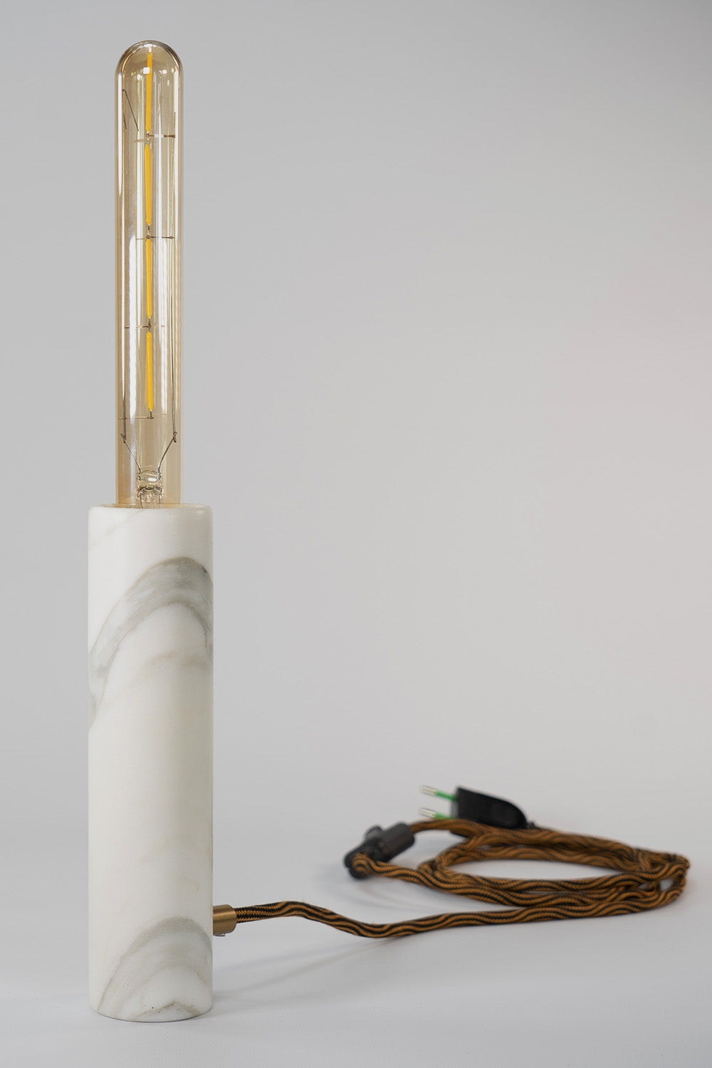 Jedi Lampada Desk in Marmo Calacatta con venature uniche, illuminazione elegante per la scrivania.