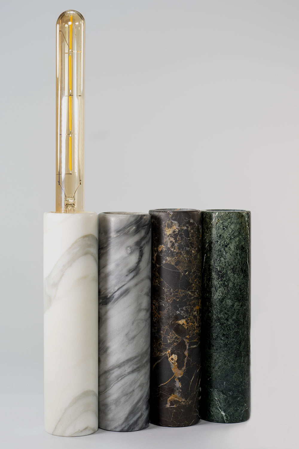 Jedi Lampada Desk in Marmo Calacatta con venature uniche, illuminazione elegante per la scrivania.