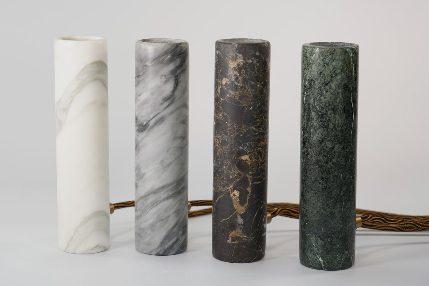 Jedi Lampada Desk in Marmo Calacatta con venature uniche, illuminazione elegante per la scrivania.