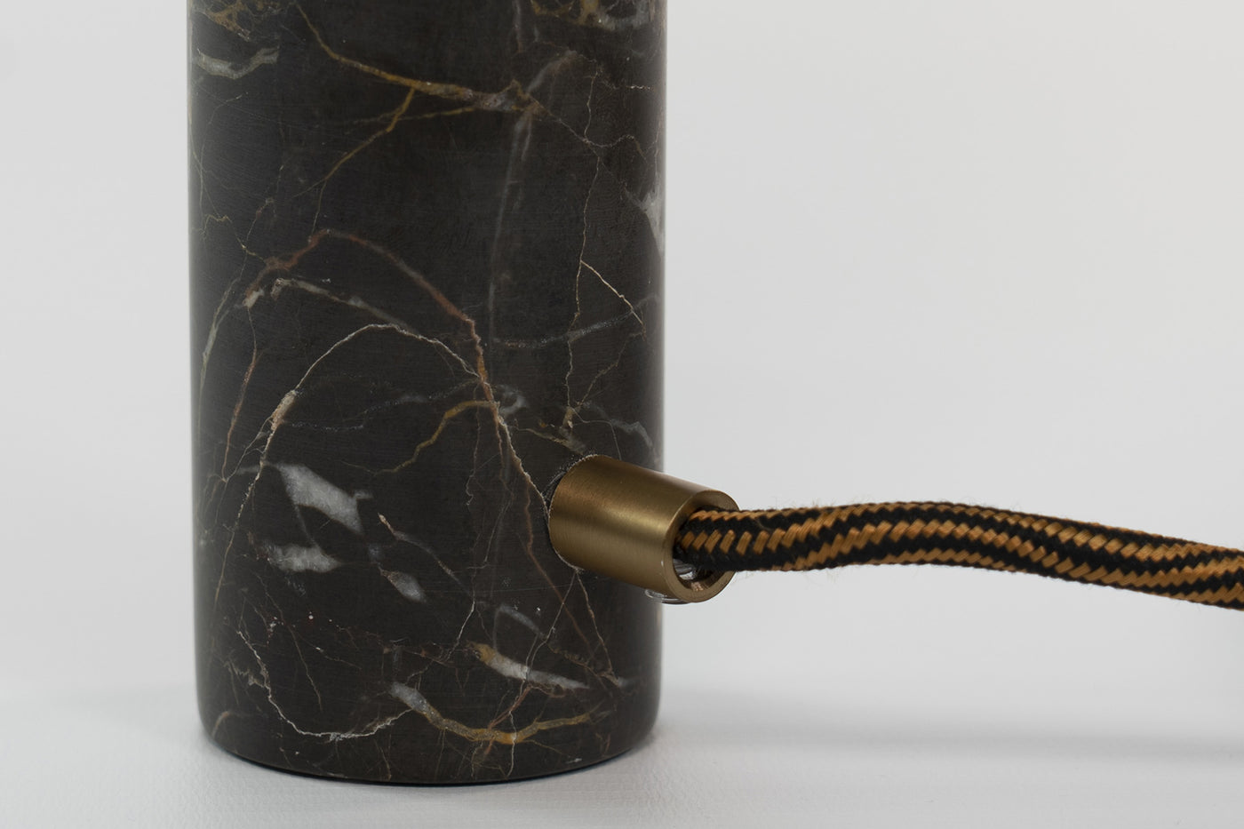 "Jedi Lampada Desk in Marmo Nero Saint Laurent con venature uniche, illuminazione elegante per la scrivania.