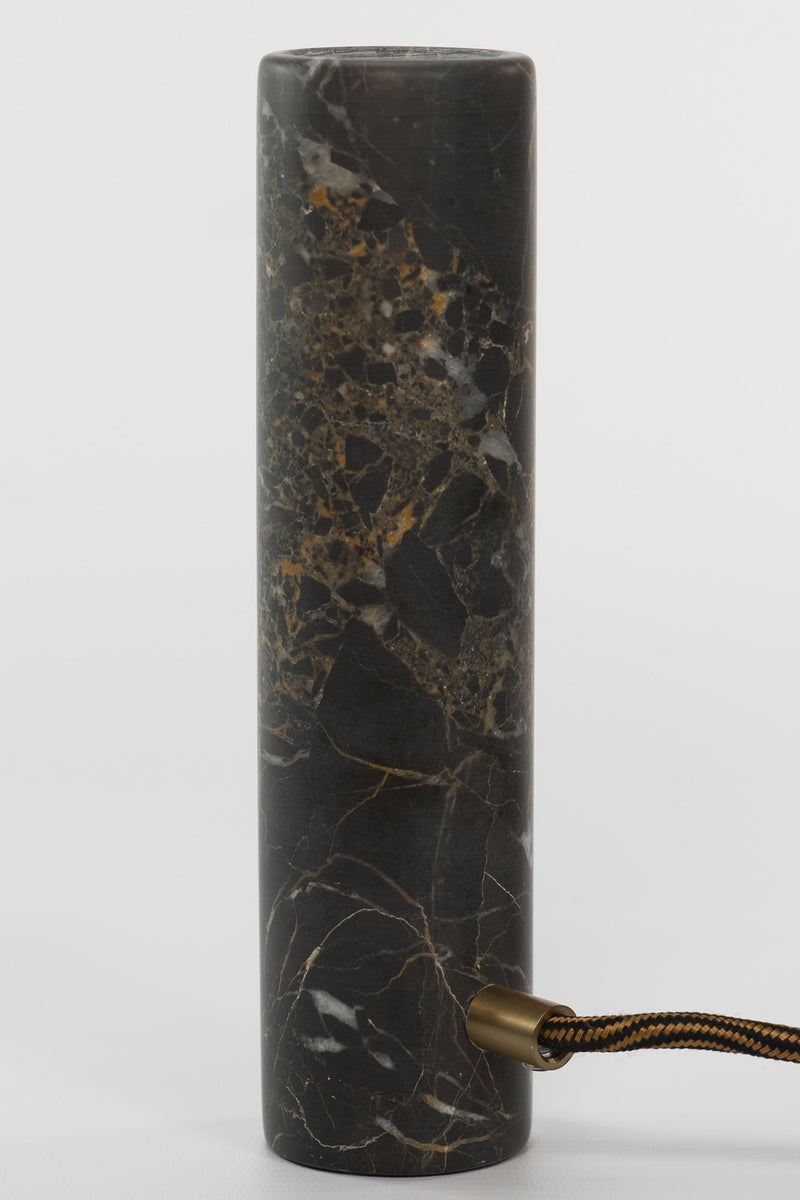 "Jedi Lampada Desk in Marmo Nero Saint Laurent con venature uniche, illuminazione elegante per la scrivania.