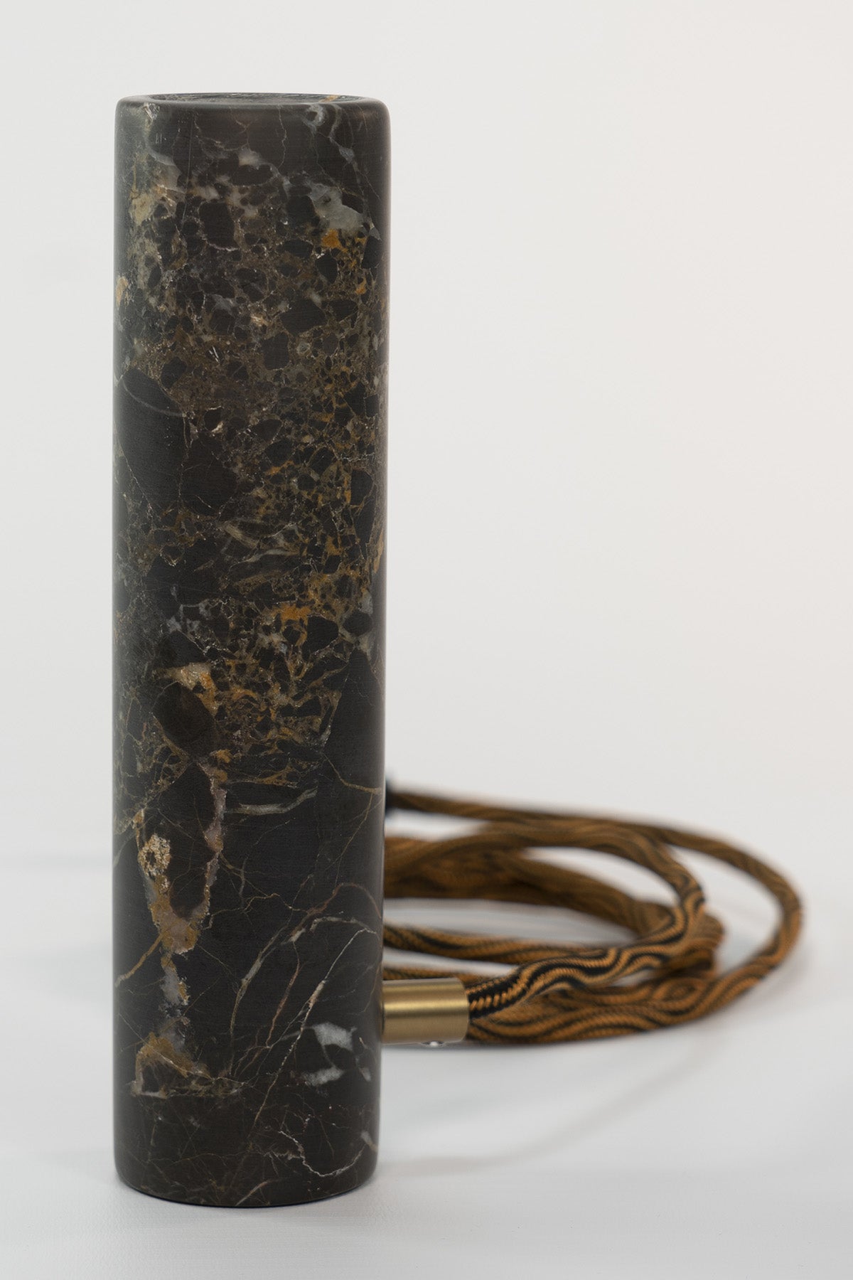 "Jedi Lampada Desk in Marmo Nero Saint Laurent con venature uniche, illuminazione elegante per la scrivania.