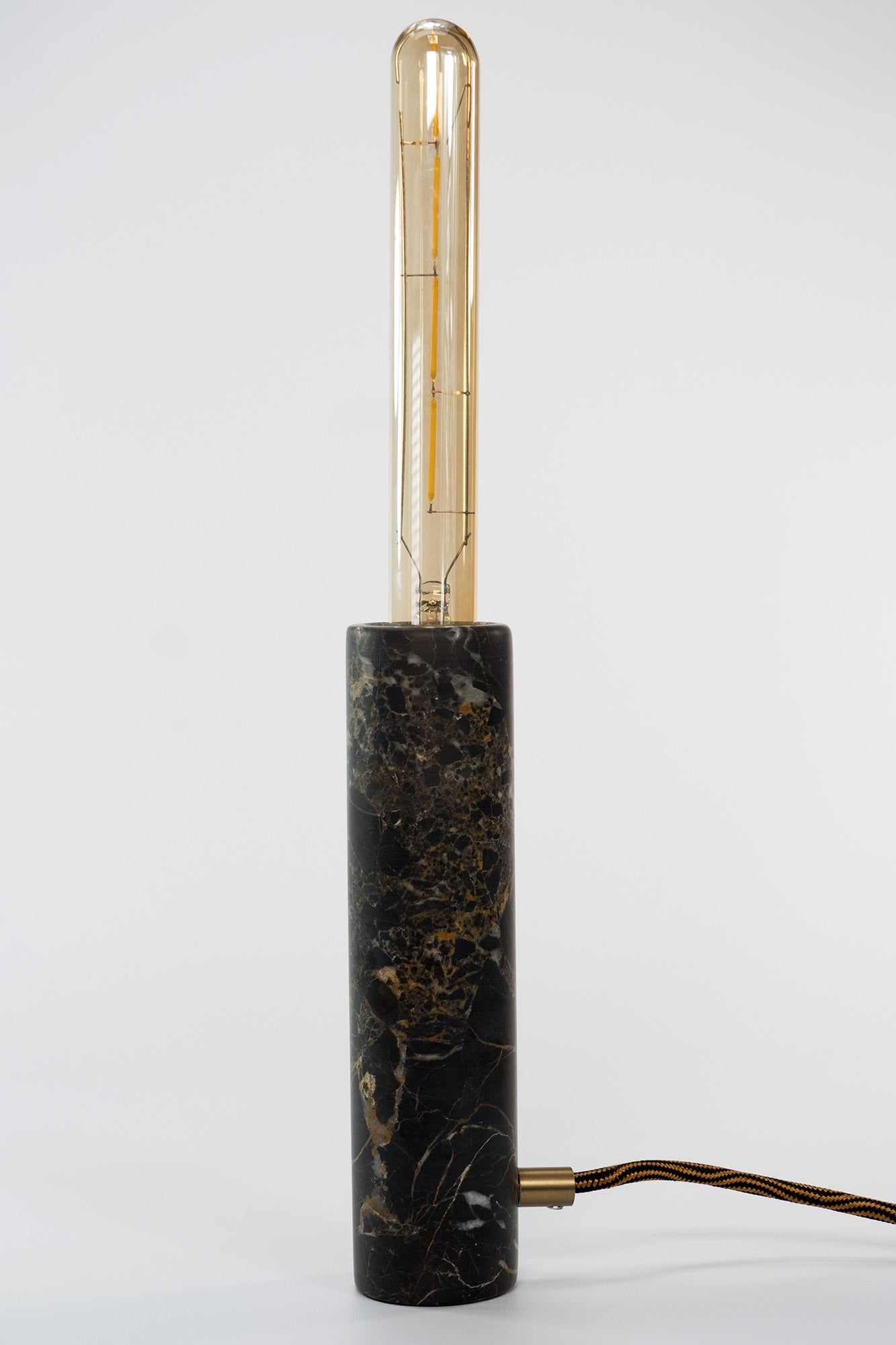 "Jedi Lampada Desk in Marmo Nero Saint Laurent con venature uniche, illuminazione elegante per la scrivania.