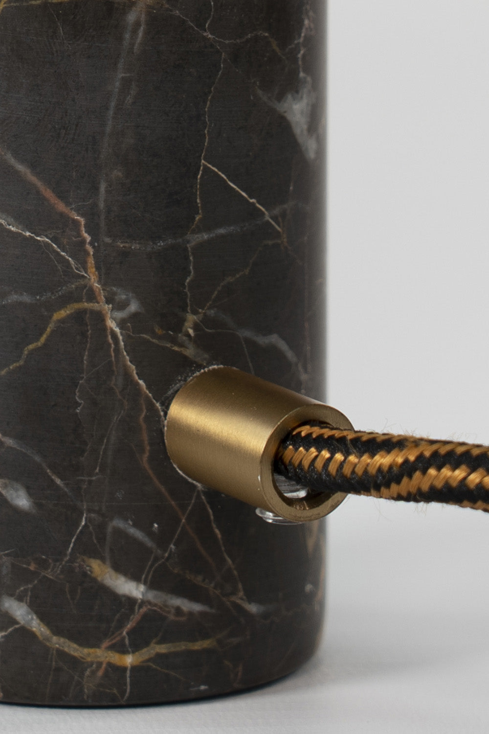 "Jedi Lampada Desk in Marmo Nero Saint Laurent con venature uniche, illuminazione elegante per la scrivania.