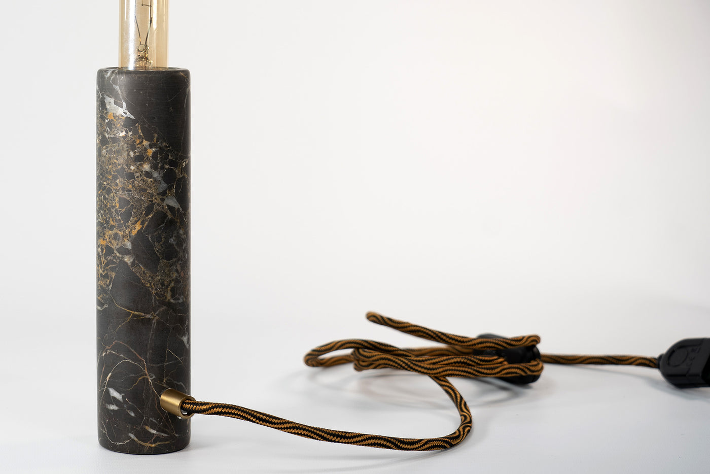 "Jedi Lampada Desk in Marmo Nero Saint Laurent con venature uniche, illuminazione elegante per la scrivania.