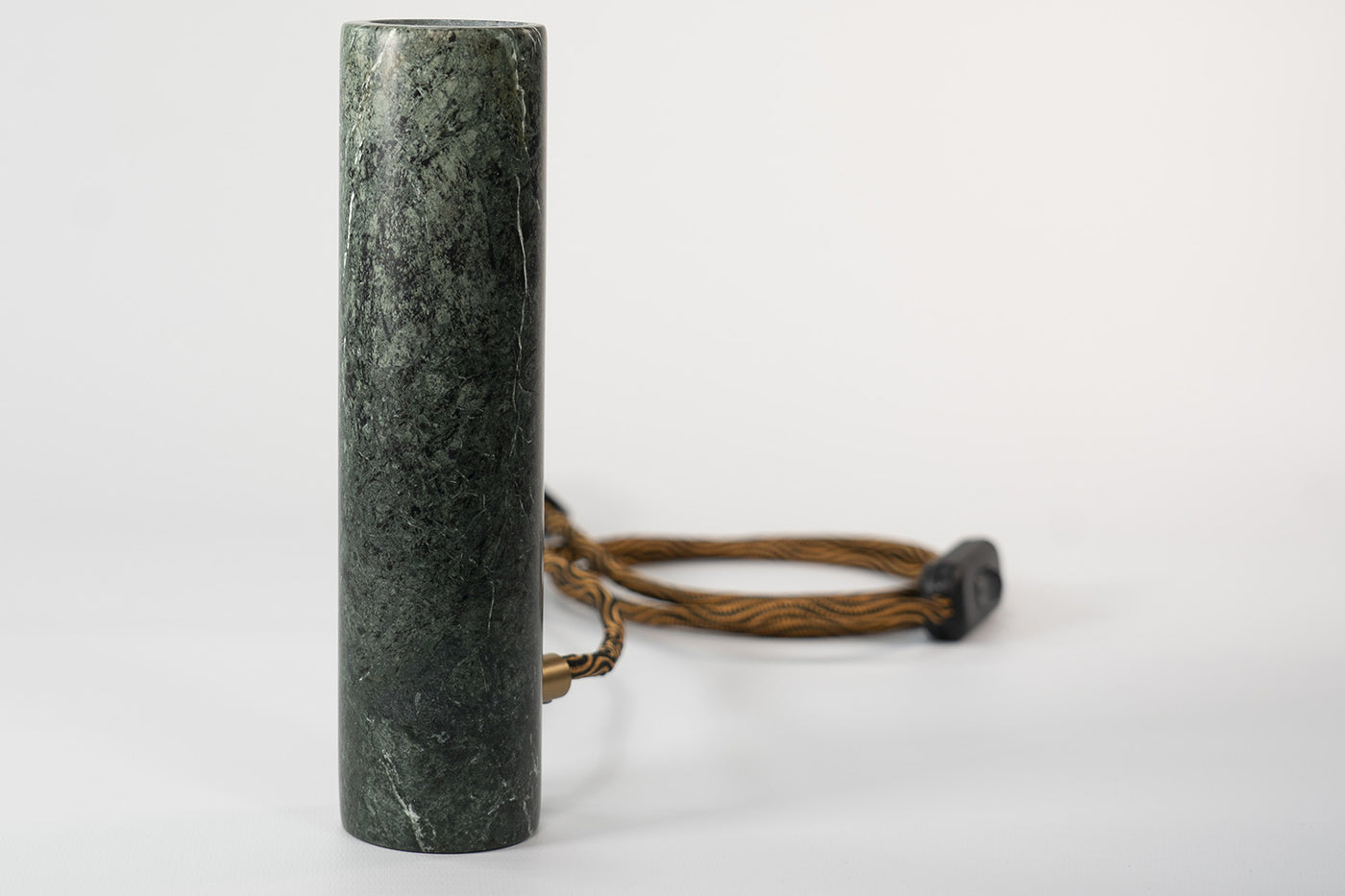 Jedi Lamp Desk in Marmo Verde, eleganza artigianale con venature uniche. Un elemento distintivo per illuminare la tua scrivania con stile