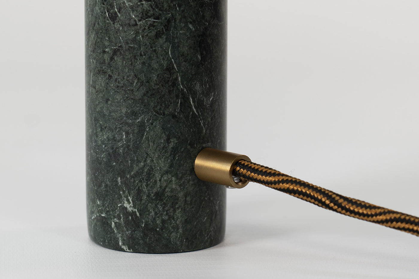 Jedi Lamp Desk in Marmo Verde, eleganza artigianale con venature uniche. Un elemento distintivo per illuminare la tua scrivania con stile