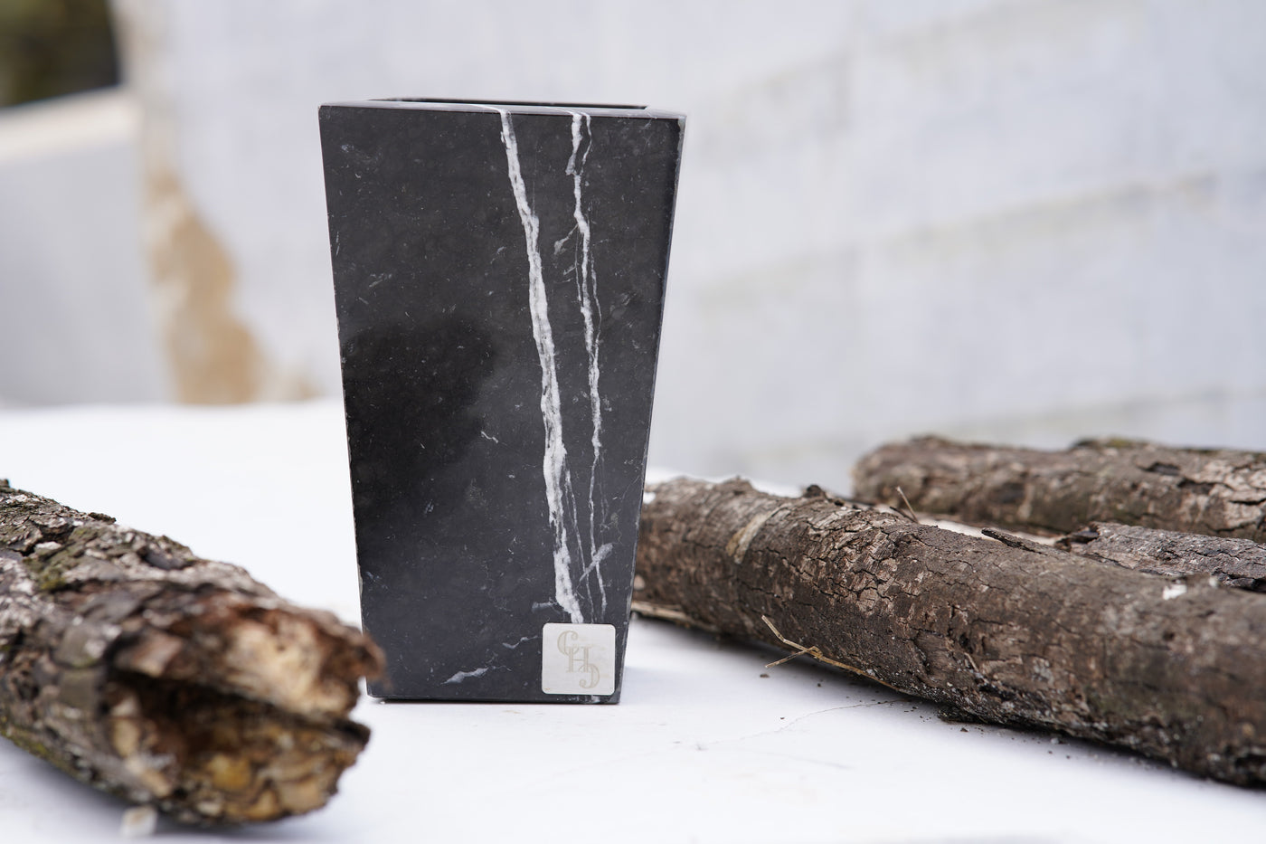 Vaso Trapezio in Marmo Nero Marquina con venature uniche, decorazione elegante per la casa.