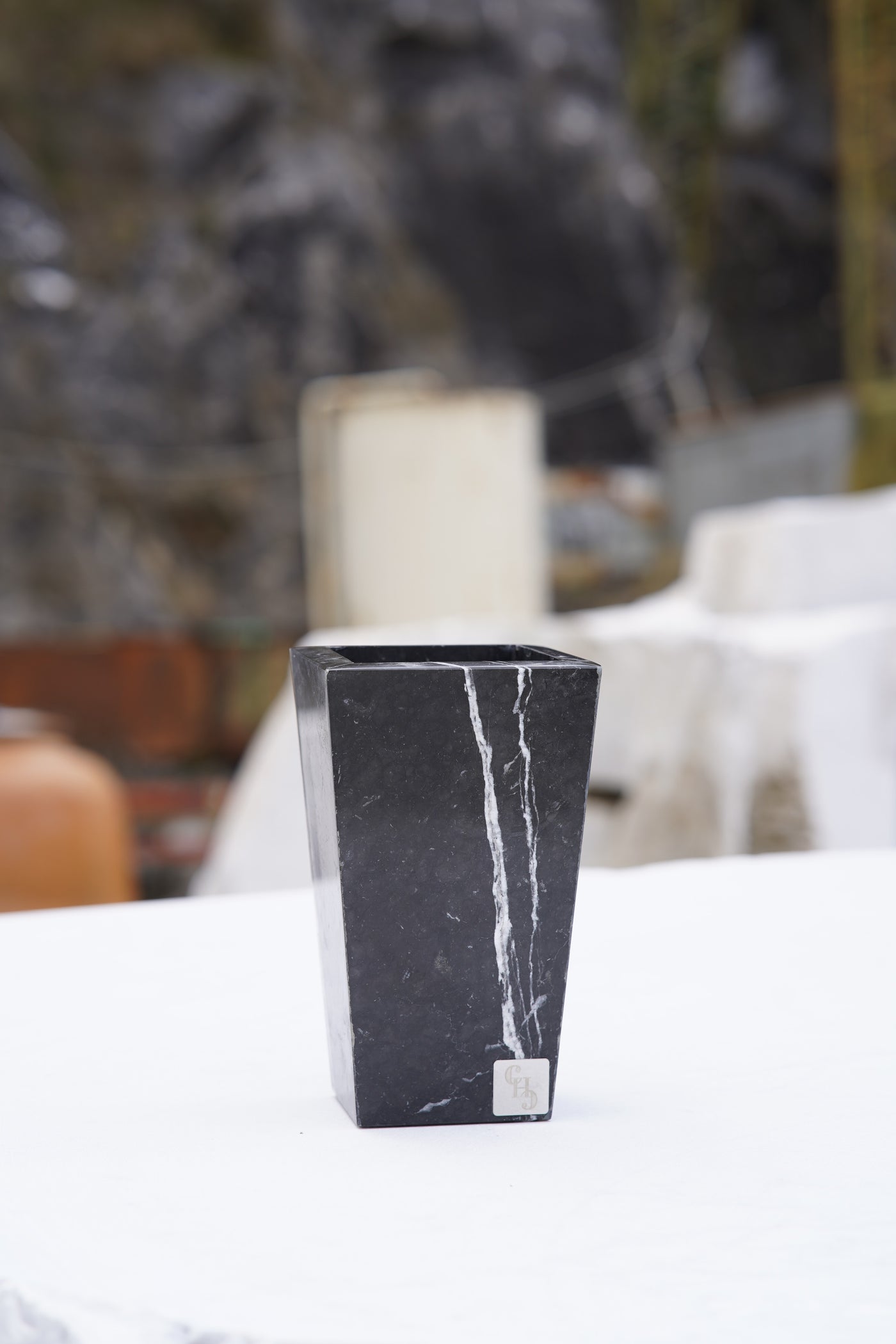 Vaso Trapezio in Marmo Nero Marquina con venature uniche, decorazione elegante per la casa.