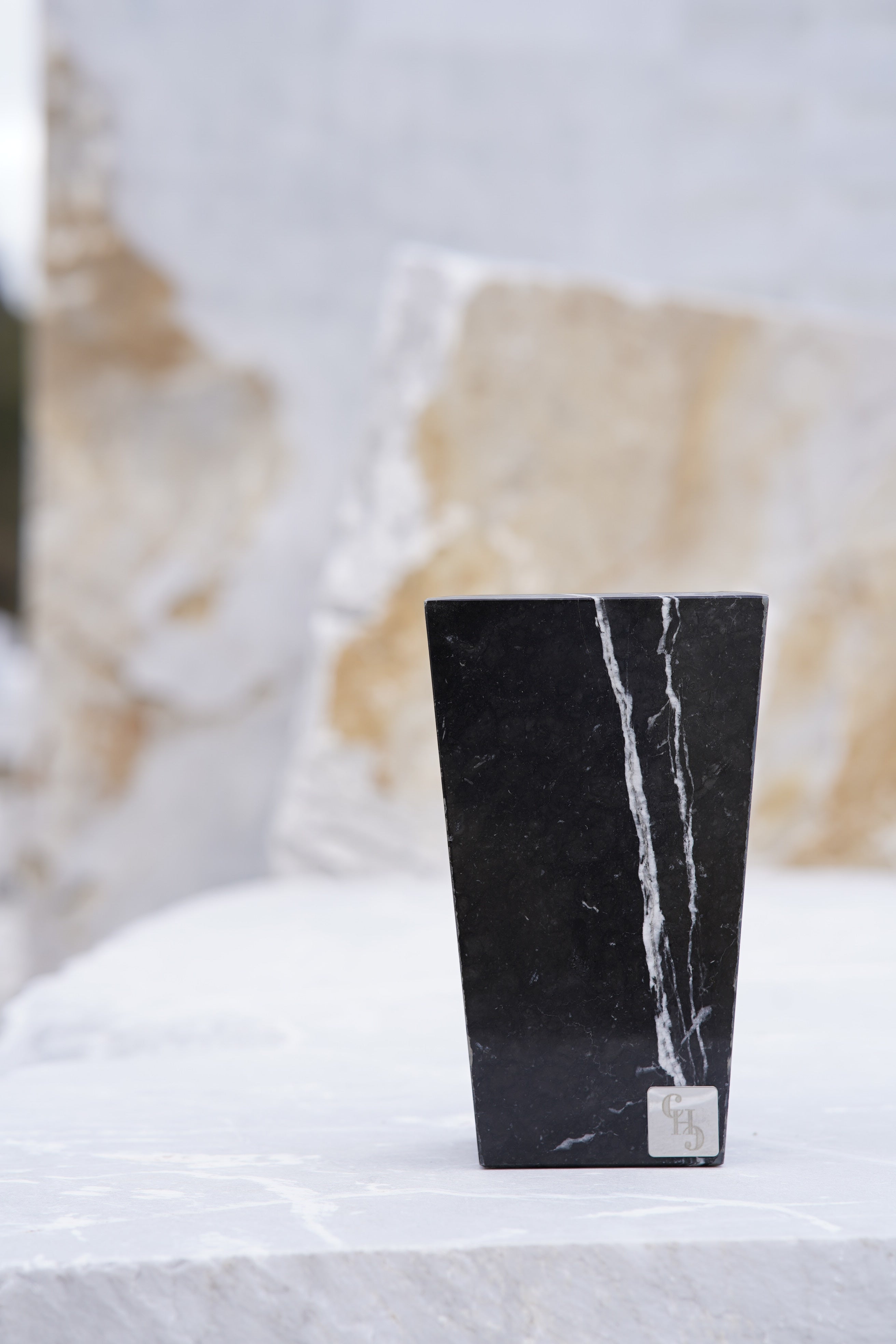 Vaso Trapezio in Marmo Nero Marquina con venature uniche, decorazione elegante per la casa.
