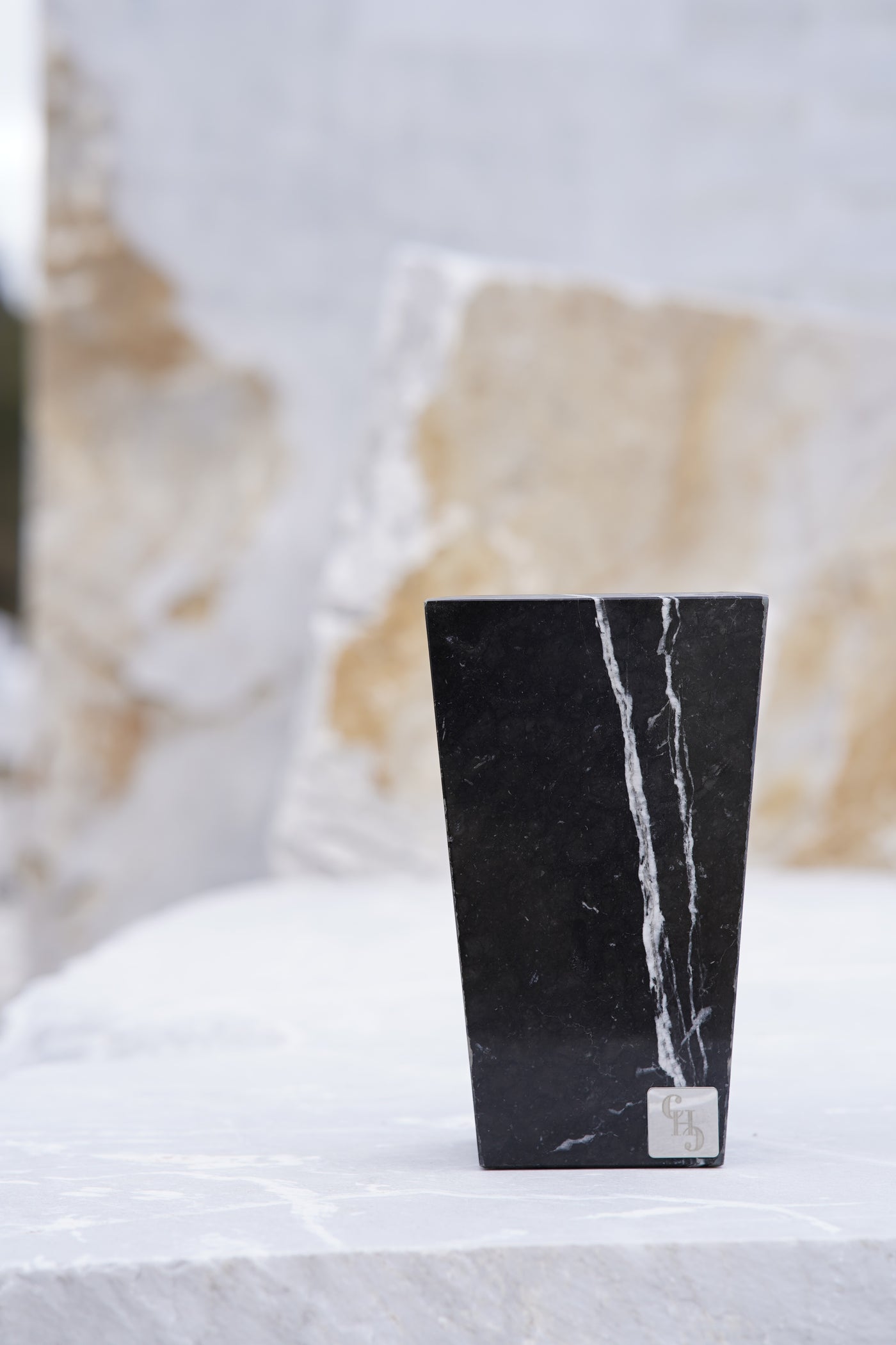 Vaso Trapezio in Marmo Nero Marquina con venature uniche, decorazione elegante per la casa.
