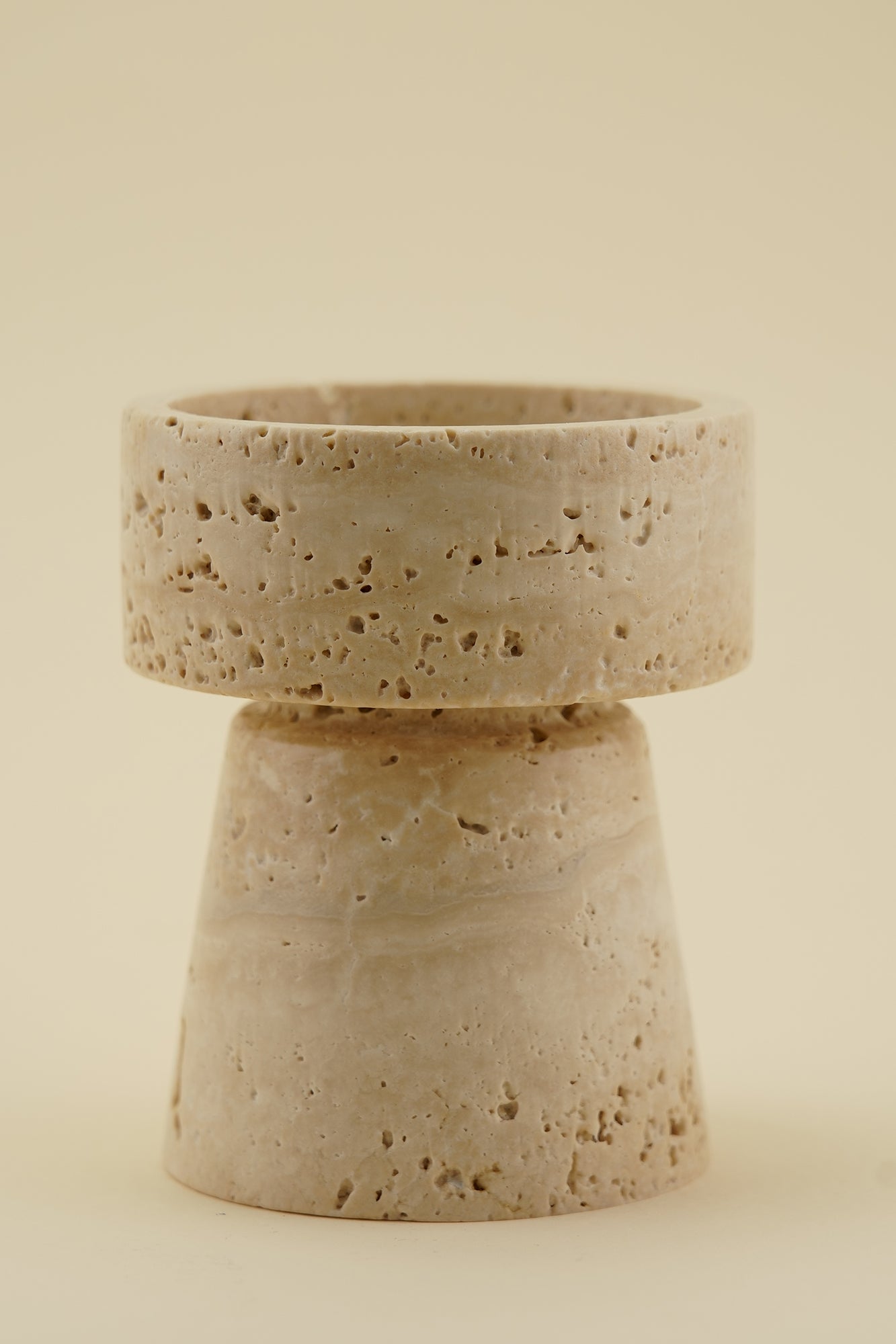 Porta Candela in Travertino con venature uniche, accessorio elegante per la casa