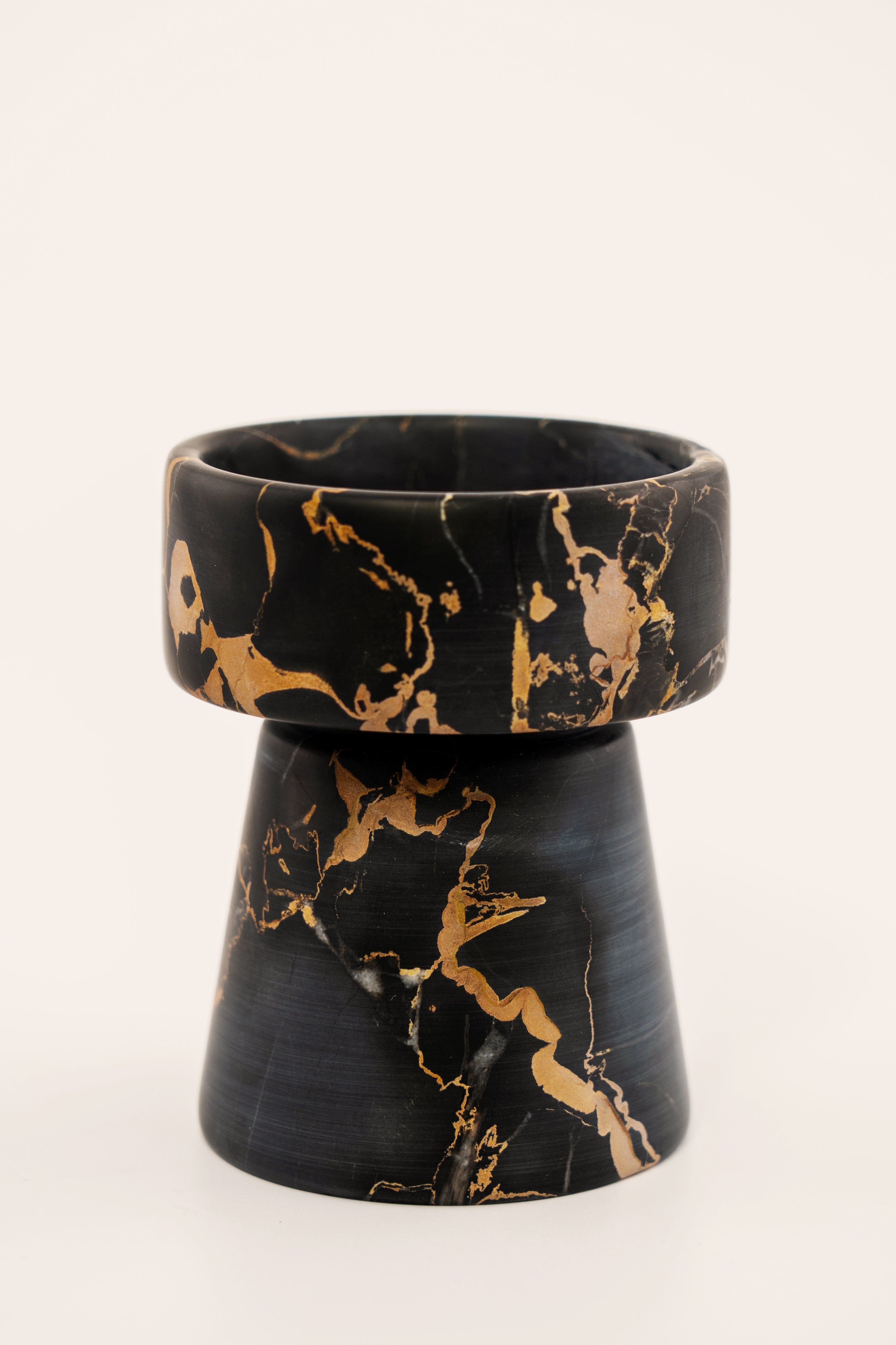 Porta Candela in Marmo Portoro con venature dorate uniche, accessorio elegante per la casa