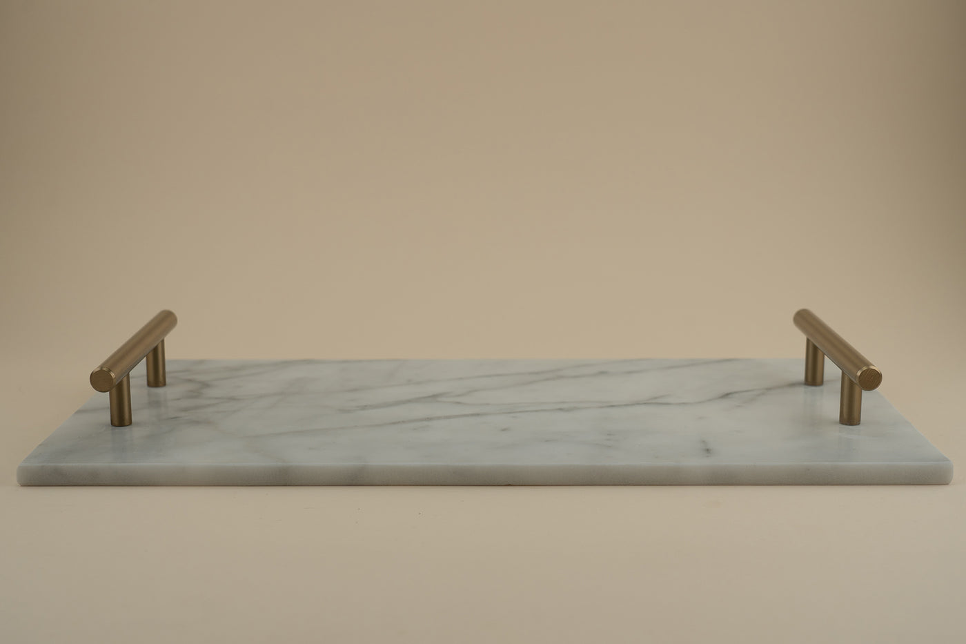 Vassoio in Marmo Bianco di Carrara con venature uniche, accessorio elegante per la tavola