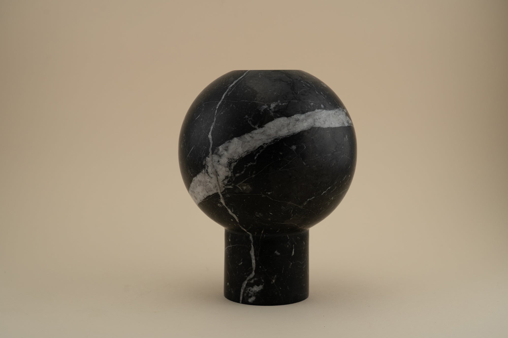 Vaso 'Ball' Minimal in Marmo con venature uniche, decorazione elegante per la casa