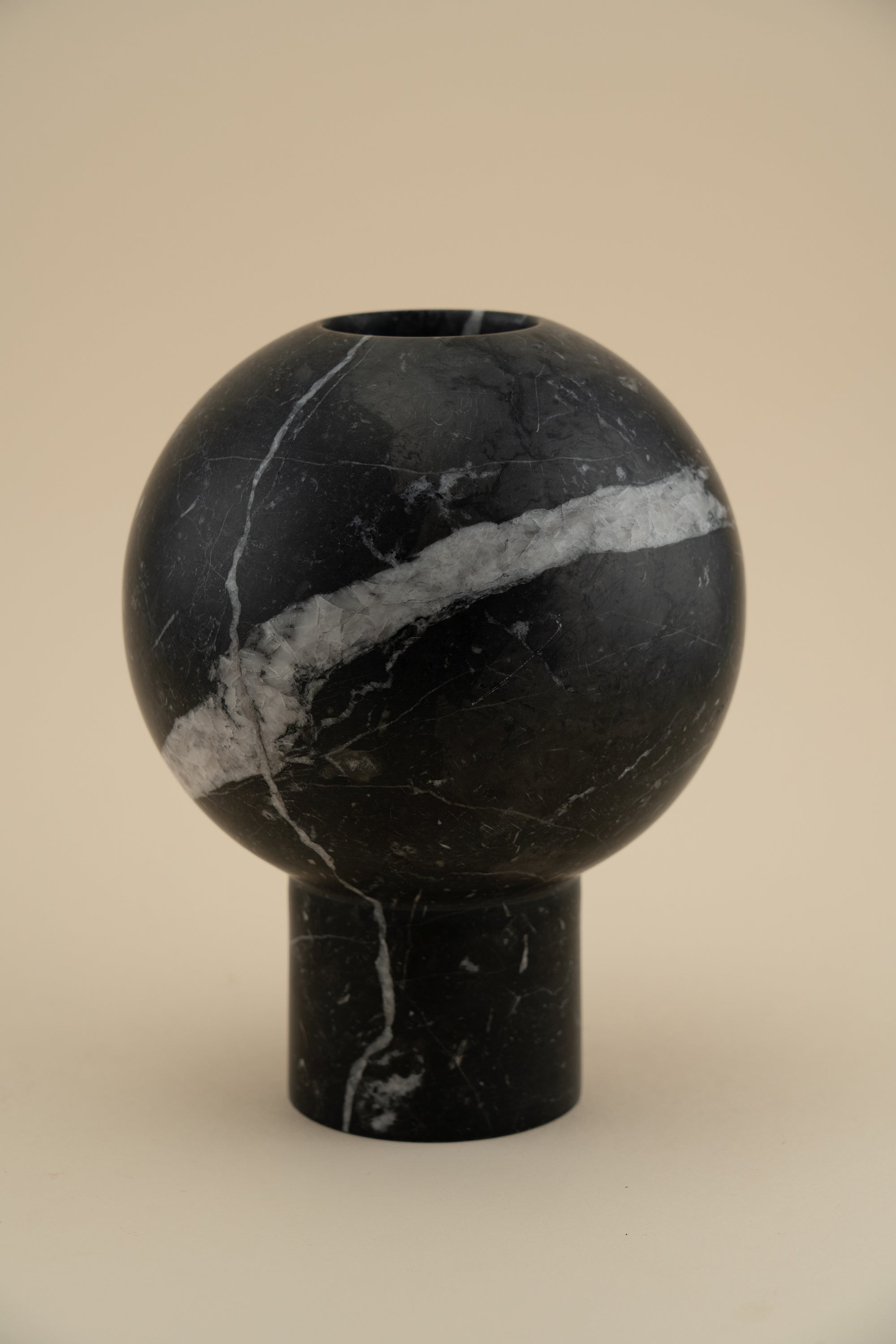 Vaso 'Ball' Minimal in Marmo con venature uniche, decorazione elegante per la casa