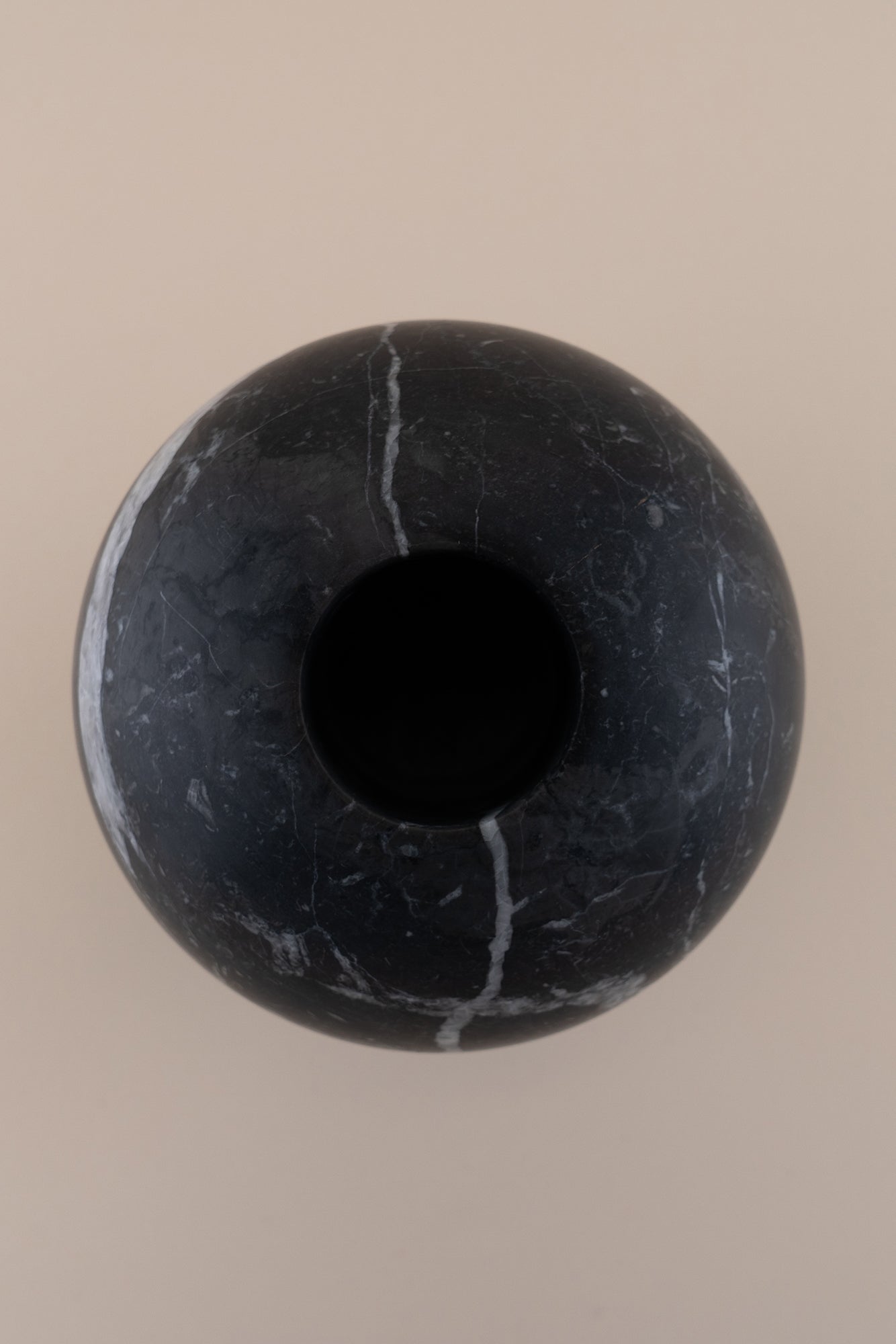 Vaso 'Ball' Minimal in Marmo con venature uniche, decorazione elegante per la casa