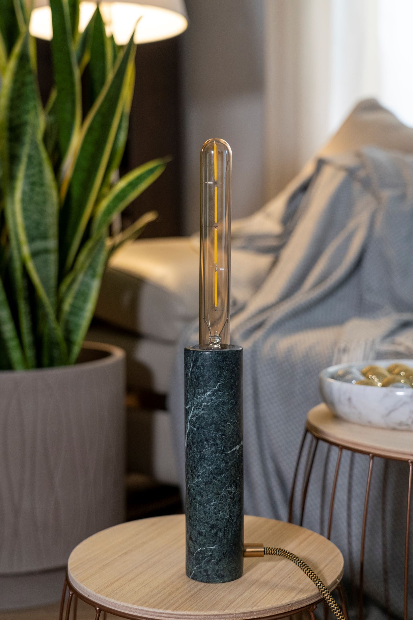 Jedi Lamp Desk in Marmo Verde, eleganza artigianale con venature uniche. Un elemento distintivo per illuminare la tua scrivania con stile