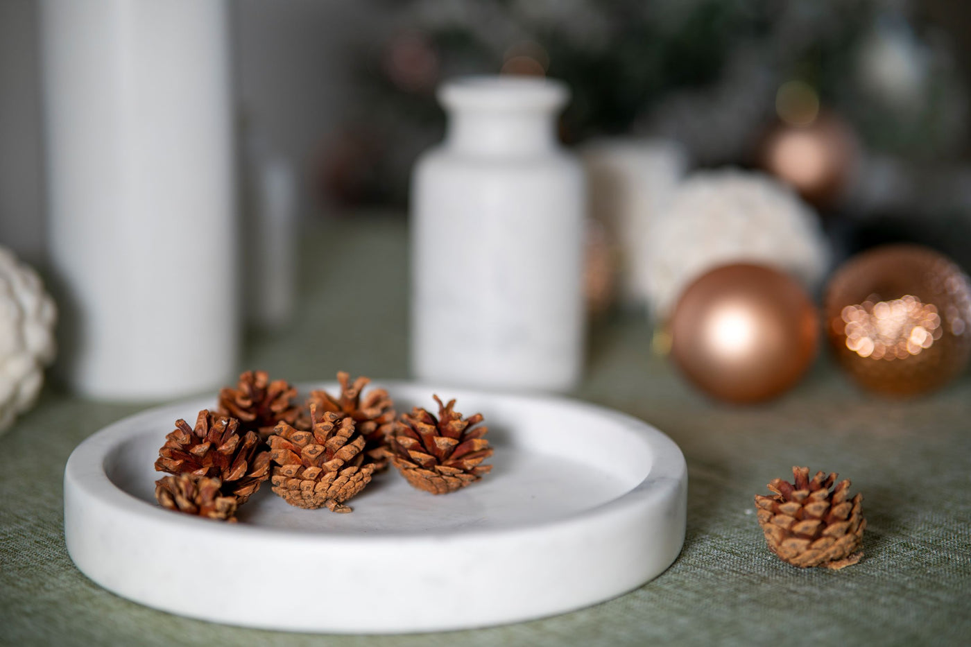 Vassoio Tondo in Marmo Bianco con venature uniche, accessorio elegante per la tavola.