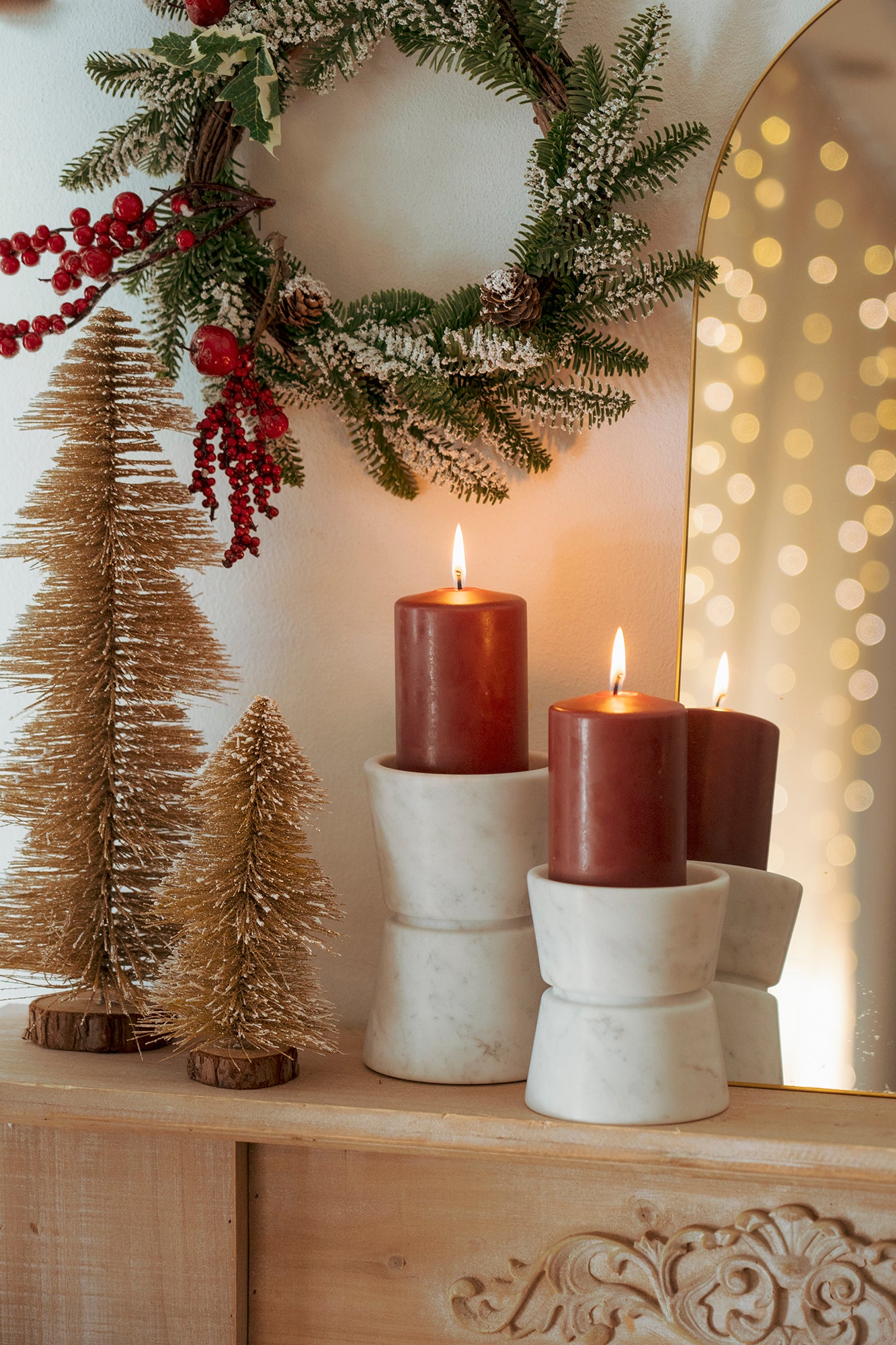 Porta Candela in Marmo 'Modern' con venature uniche, accessorio elegante per la casa.